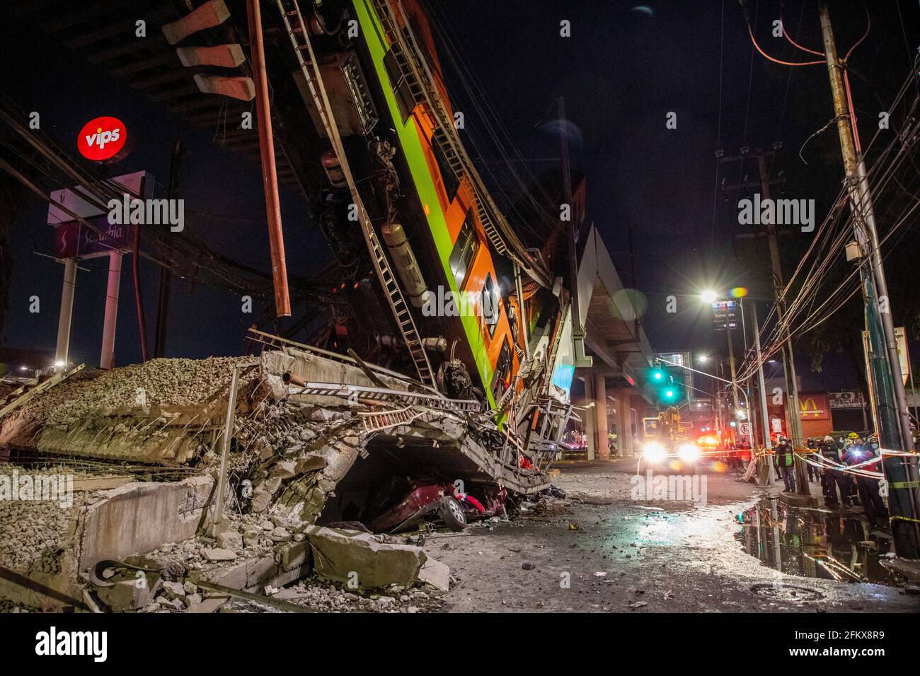 Mexiko Stadt, Mexique. 04e mai 2021. Une voiture se trouve sous des débris après qu'une section d'un pont sur la ligne de métro 12 s'effondre à Mexico. Deux wagons tombent dans une rue animée. Il y a eu des morts et des blessures. (À dpa 'près de deux douzaines de morts dans l'effondrement du pont de métro de Mexico') Credit: Jair Cabrera Torres/dpa/Alamy Live News Banque D'Images