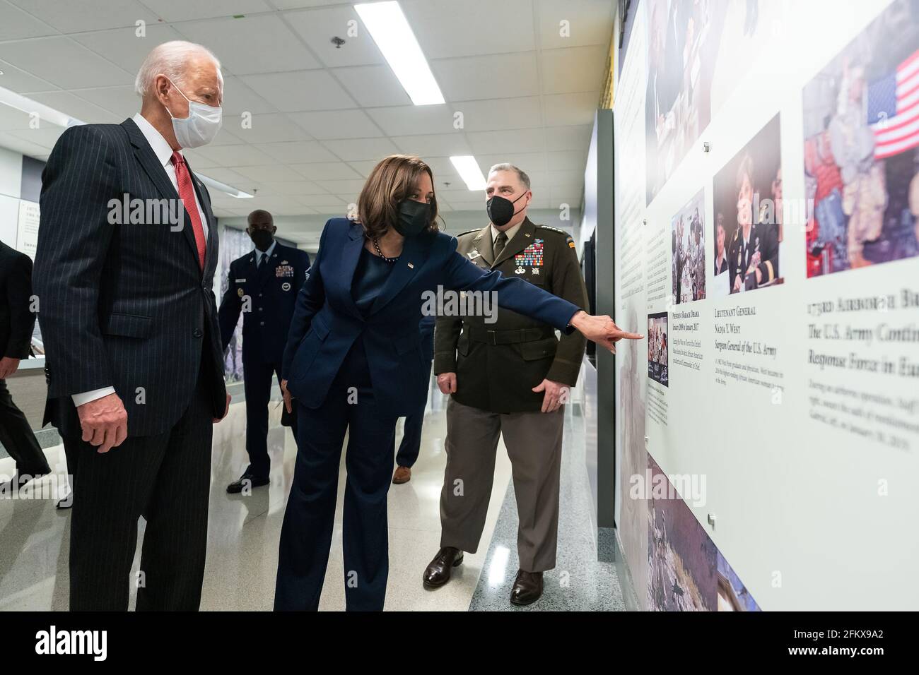 Le président Joe Biden et le vice-président Kamala Harris, accompagnés du secrétaire à la Défense Lloyd Austin et du président des chefs d'état-major interarmées, le général Mark Milley, ont visité les Afro-Américains dans le couloir de service le mercredi 10 février. 2021, au Pentagone à Arlington, Virginie. (Photo officielle de la Maison Blanche par Adam Schultz) Banque D'Images