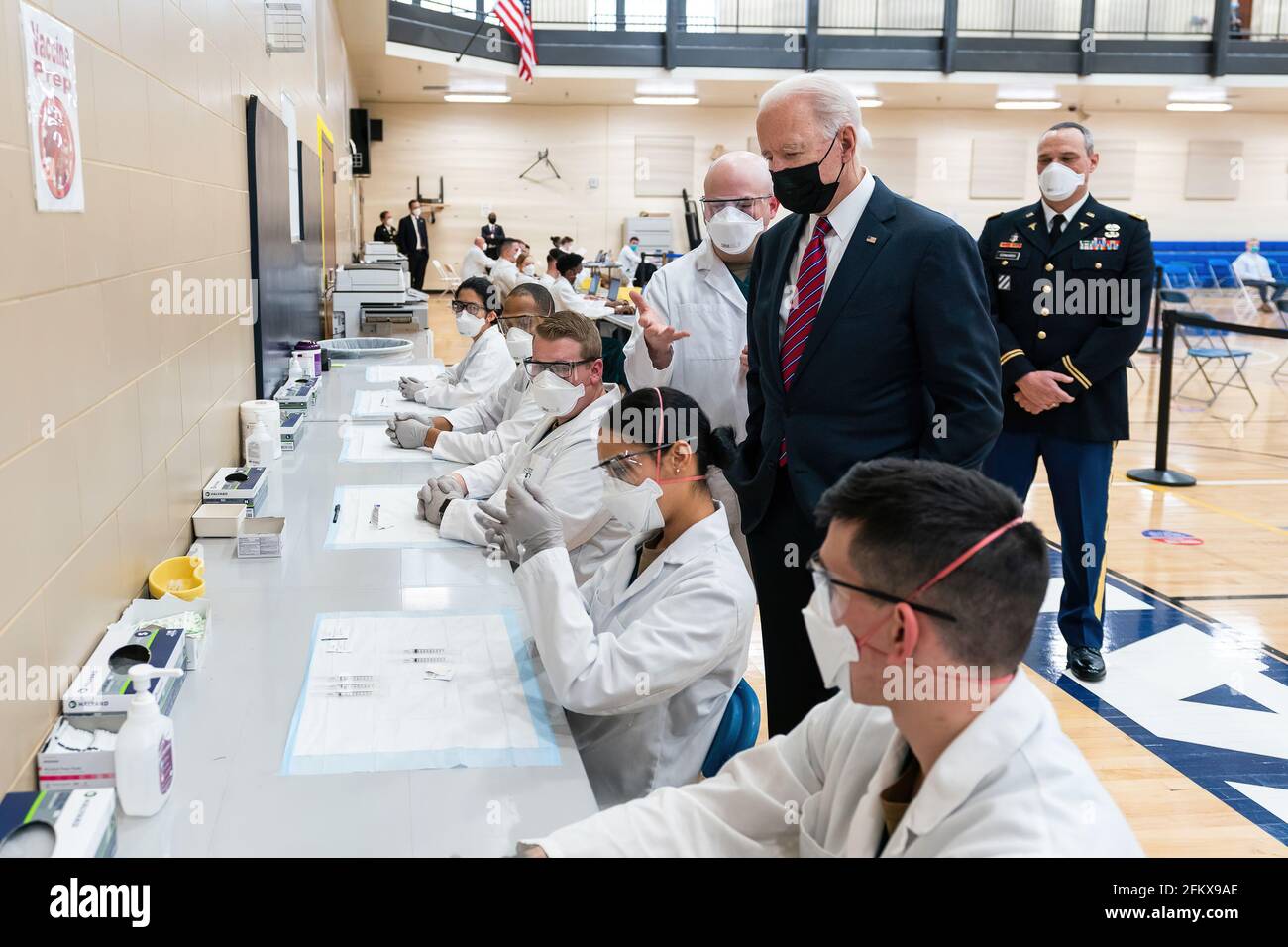 Le président Joe Biden observe les préparations posologiques lors d'une visite du centre de vaccination du Walter Reed National Military Medical Center à Bethesda, Maryland, le vendredi 29 janvier 2021. (Photo officielle de la Maison Blanche par Adam Schultz) Banque D'Images