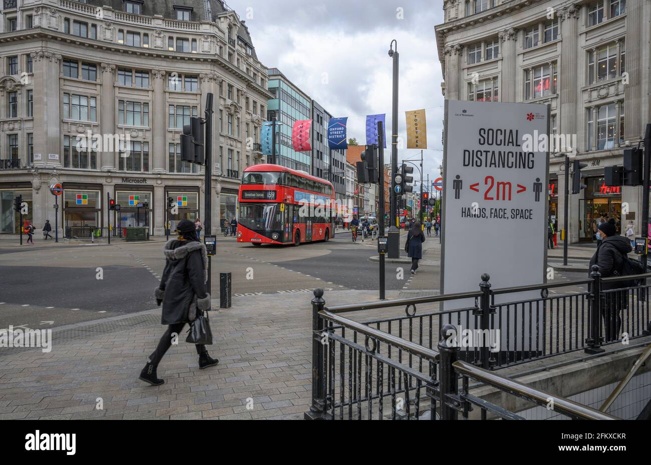 Oxford Circus avec signe de distance à l'extérieur de la station de métro pendant le confinement de Covid, Londres, Royaume-Uni. 4 mai 2021 Banque D'Images