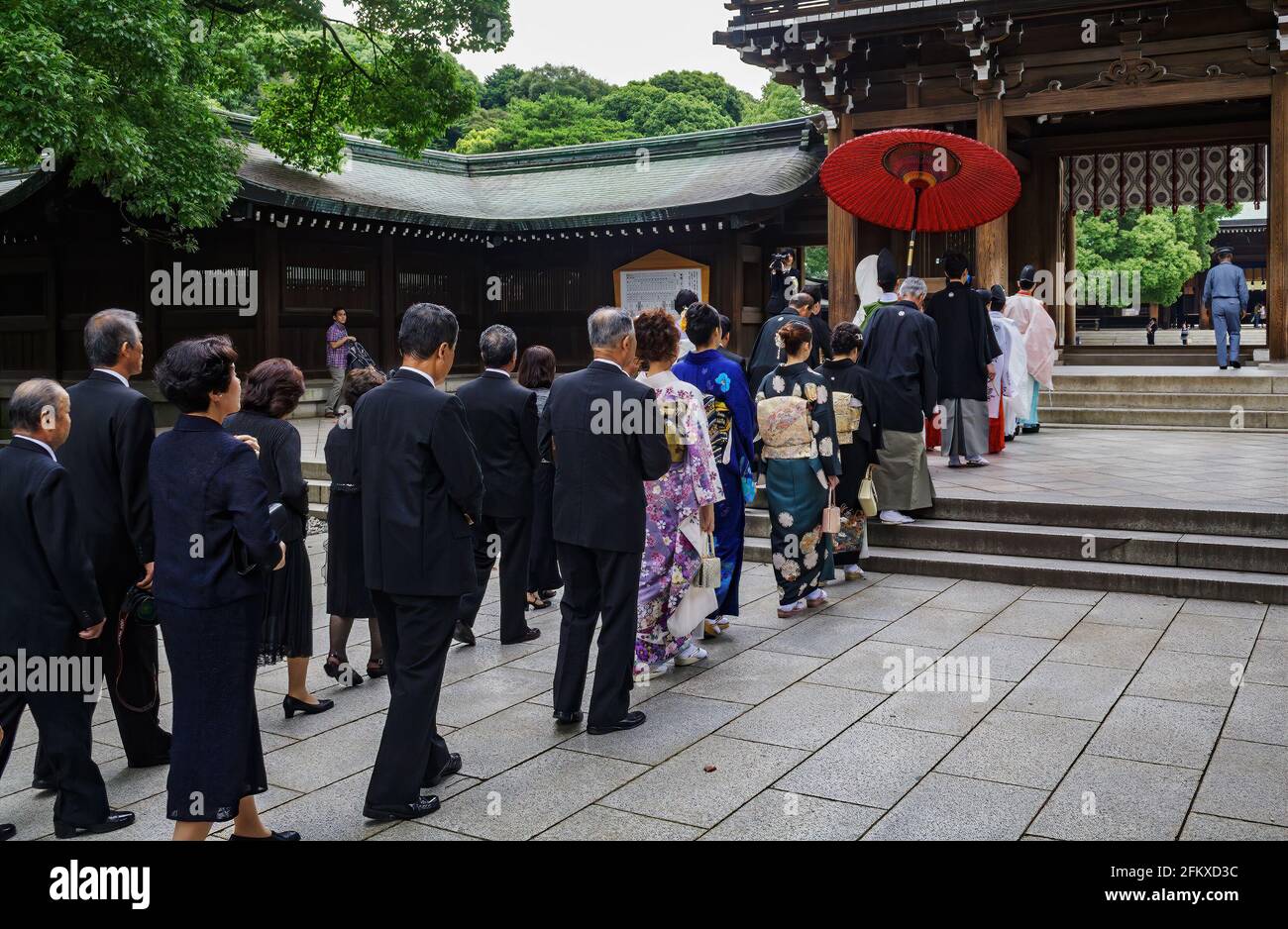 Tokio, Japon - 19 juillet 2009 : cérémonie de mariage japonaise au sanctuaire Meiji Jingu. Le sanctuaire Meiji Jingu est un sanctuaire actif, il est possible de voir le mariage Banque D'Images