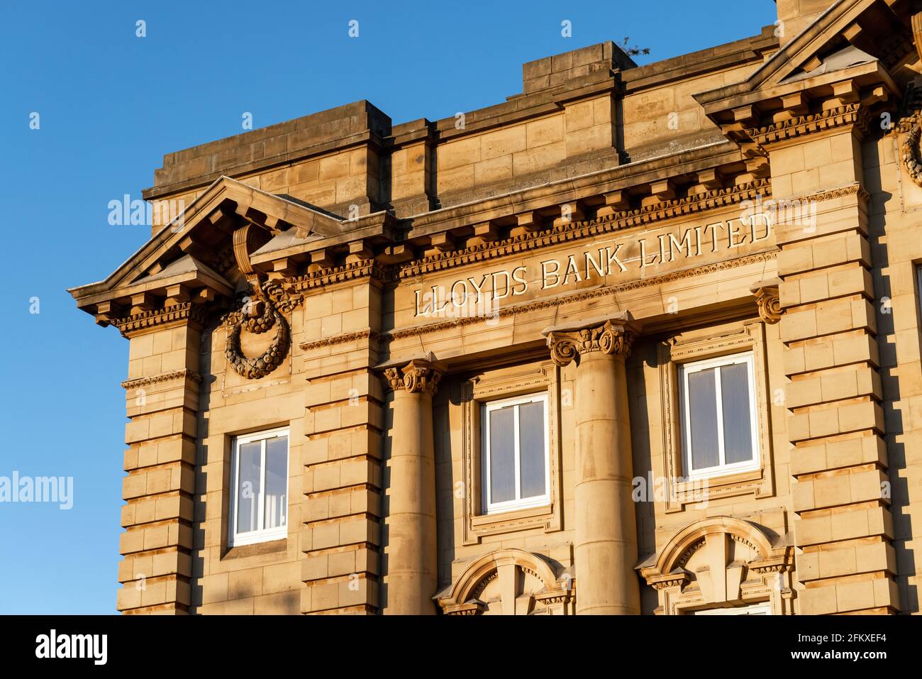 Gateshead Royaume-Uni : architecture impressionnante d'une ancienne banque Lloyds avec des caractères dorés à l'extérieur Banque D'Images