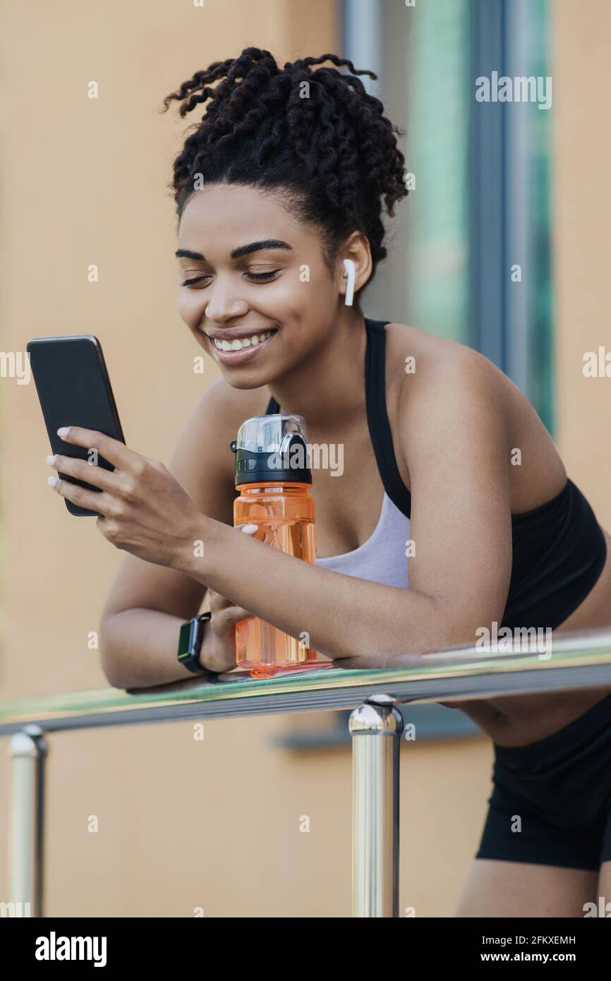 Entraînement en extérieur, appareils pour la surveillance de l'activité physique, chat sur les réseaux sociaux Banque D'Images