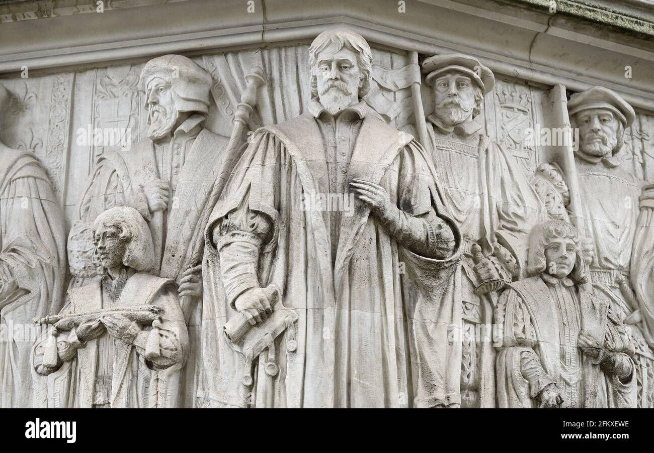 Londres, Angleterre, Royaume-Uni. Cour suprême / Middlesex Guildhall (1906) place du Parlement. Frise en pierre sur la façade (Henry Fehr) : détail de la représentation Banque D'Images