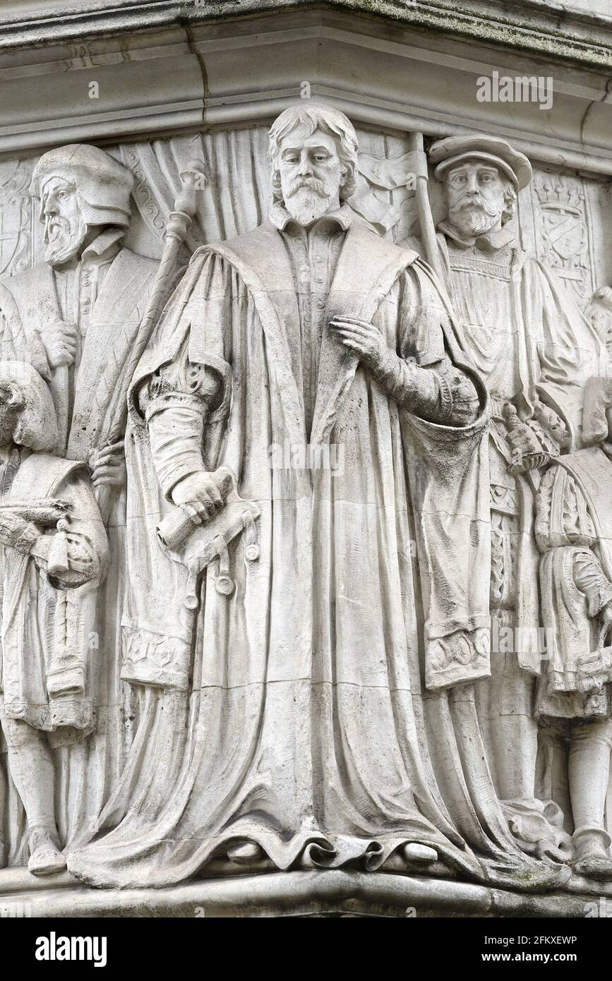 Londres, Angleterre, Royaume-Uni. Cour suprême / Middlesex Guildhall (1906) place du Parlement. Frise en pierre sur la façade (Henry Fehr): Lady Jane Gray acceptant t Banque D'Images