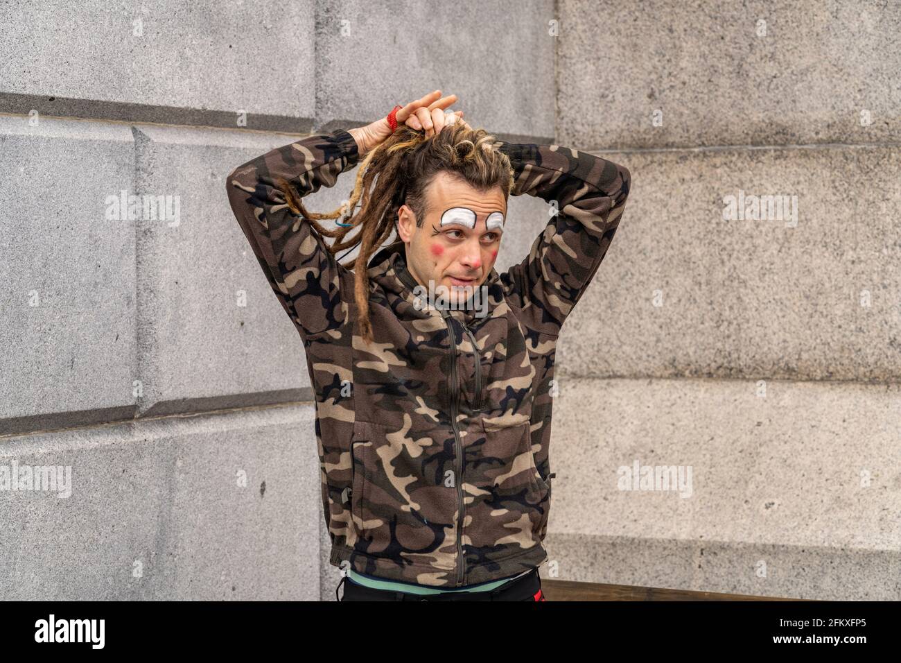 LONDRES, Royaume-Uni – 1er mai 2021 : portrait d'un manifestant pendant la manifestation Kill the Bill. Mâle caucasien avec le visage peint comme un clown et blonde dreadlocks Banque D'Images