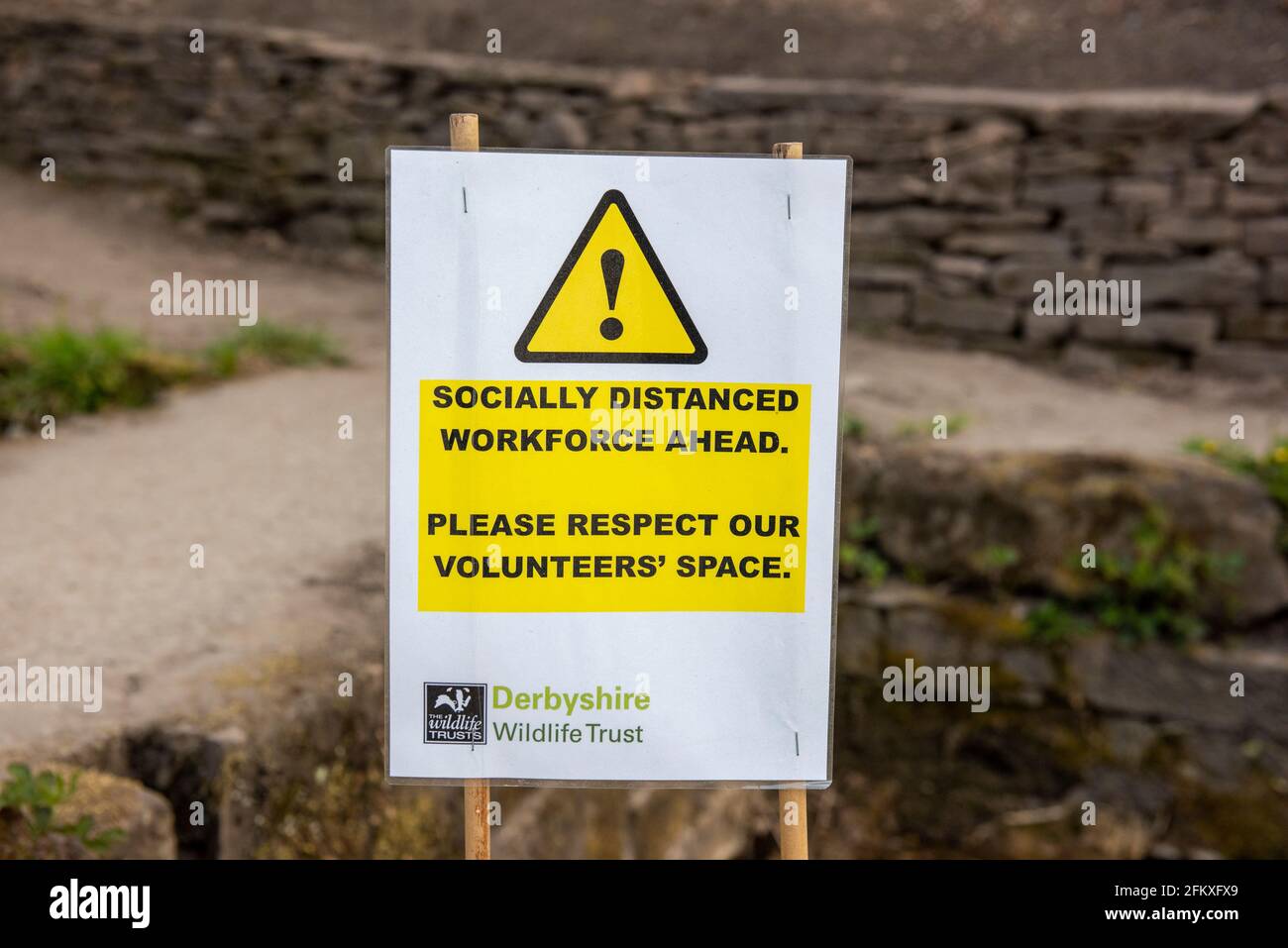 Une main-d'œuvre socialement distancée, signe d'avertissement, Royaume-Uni Banque D'Images