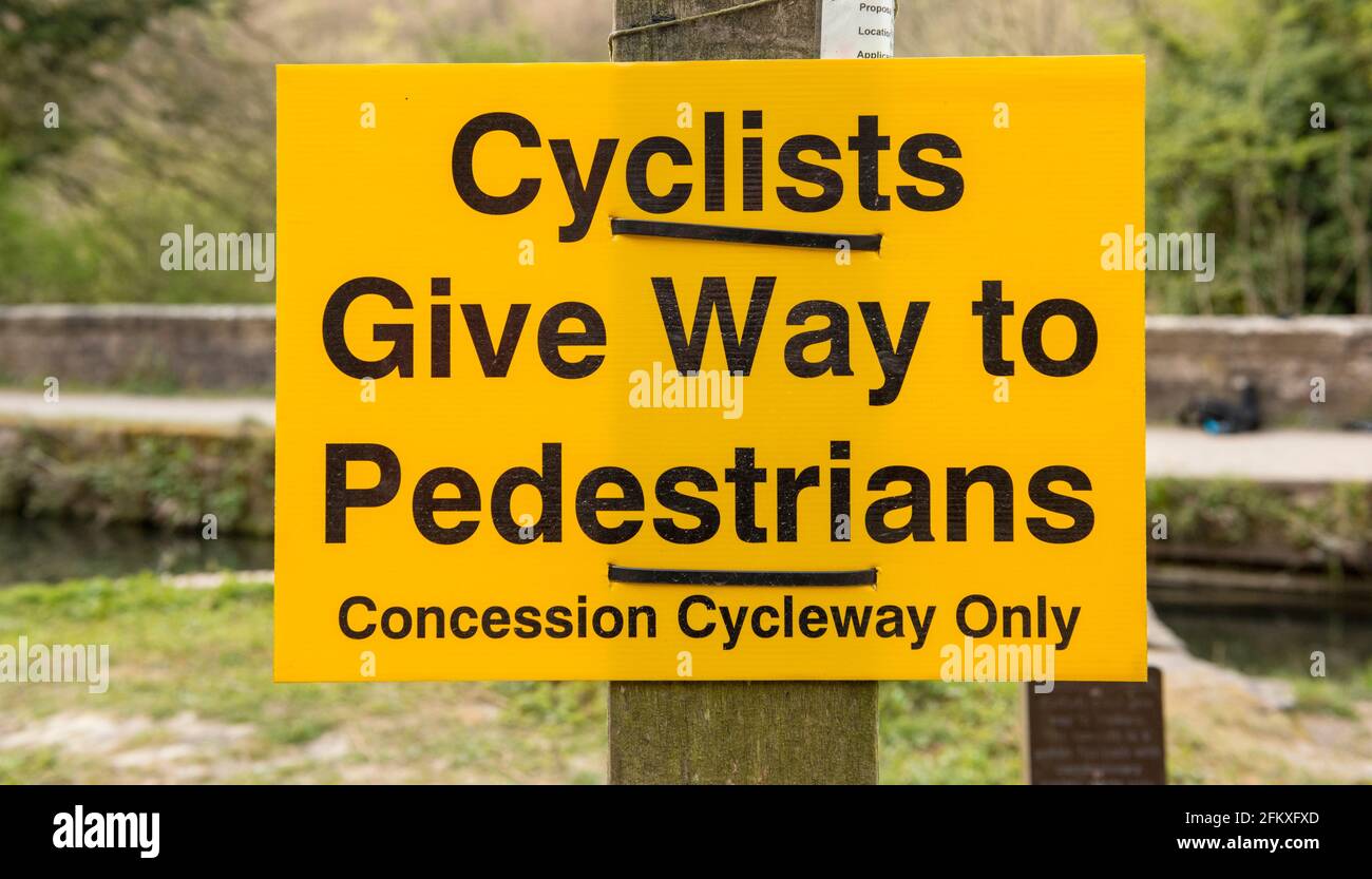 Les cyclistes donnent la place aux piétons panneau jaune, concession cyclable seulement, royaume-uni Banque D'Images