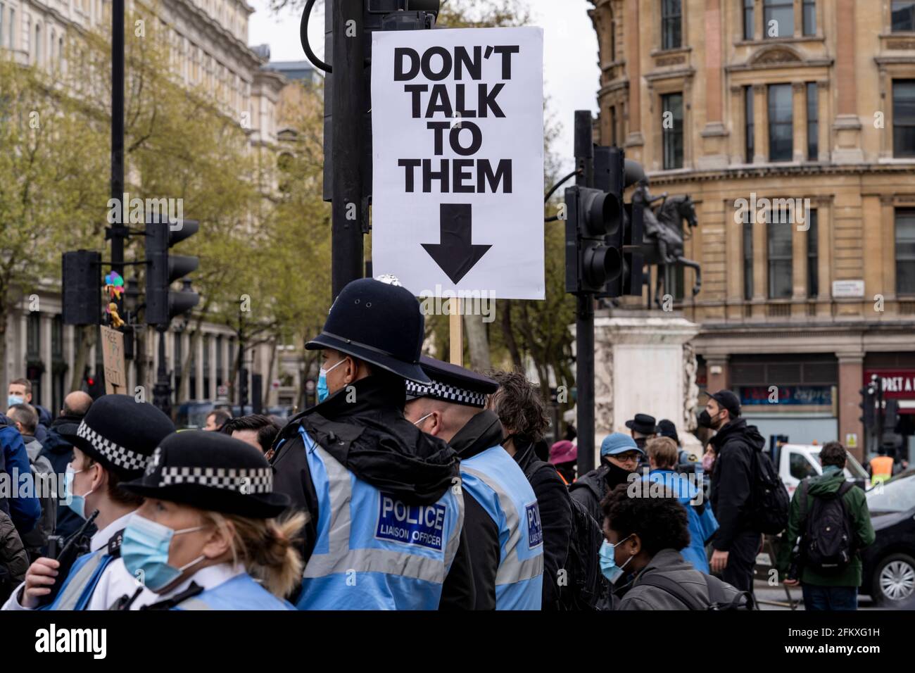 LONDRES, Royaume-Uni – 1er mai 2021 : un homme porte un panneau indiquant ne pas leur parler au-dessus des chefs de police lors d’une manifestation tuer le projet de loi Banque D'Images