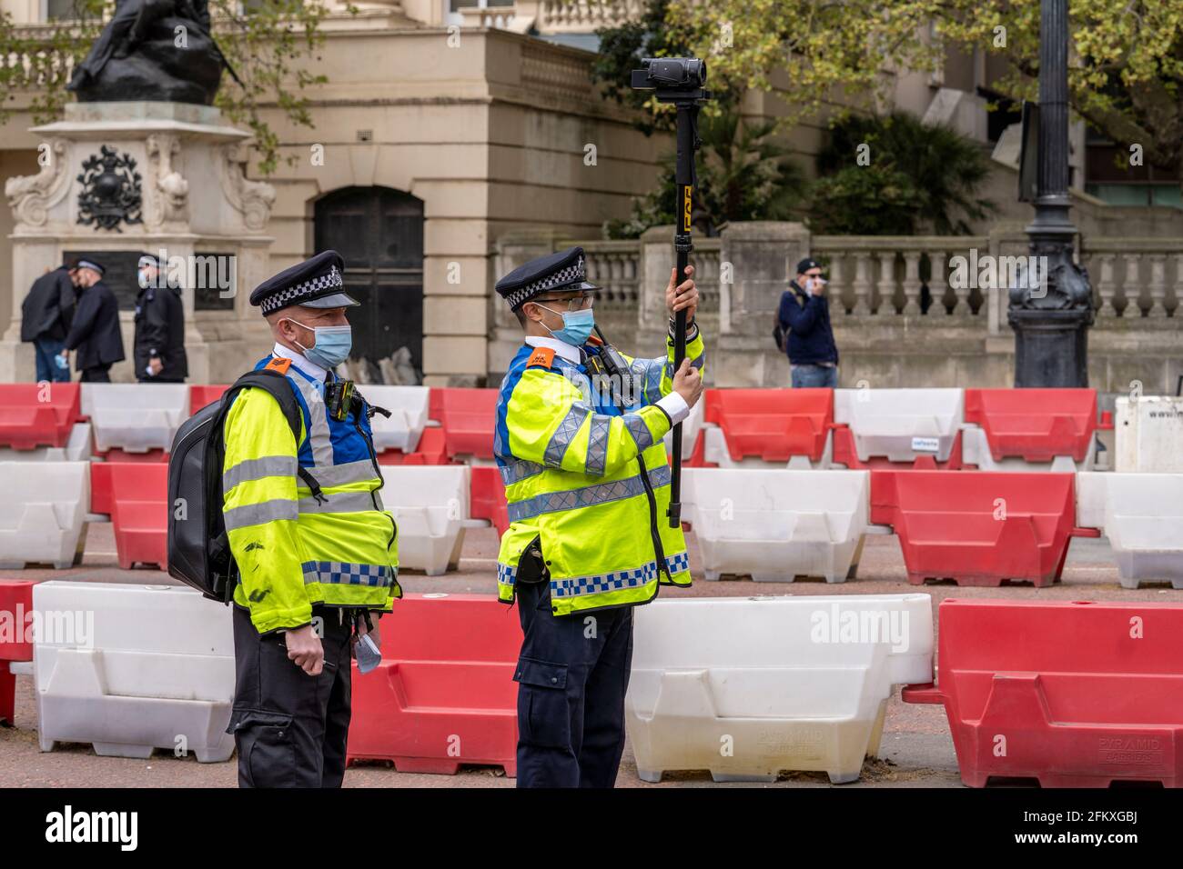 LONDRES, Royaume-Uni – 1er mai 2021 : les officiers de police métropolitaine en uniforme utilisent une caméra vidéo attachée à un poteau filmant des photos de manifestations en direct Banque D'Images