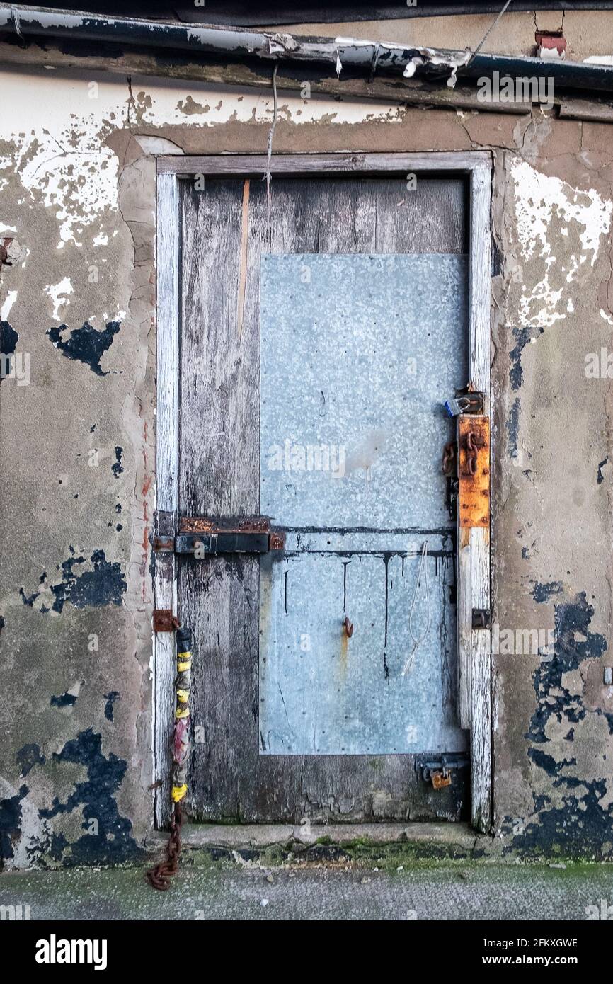 Porte extérieure en bois et en métal sur le bâtiment abandonné Banque D'Images