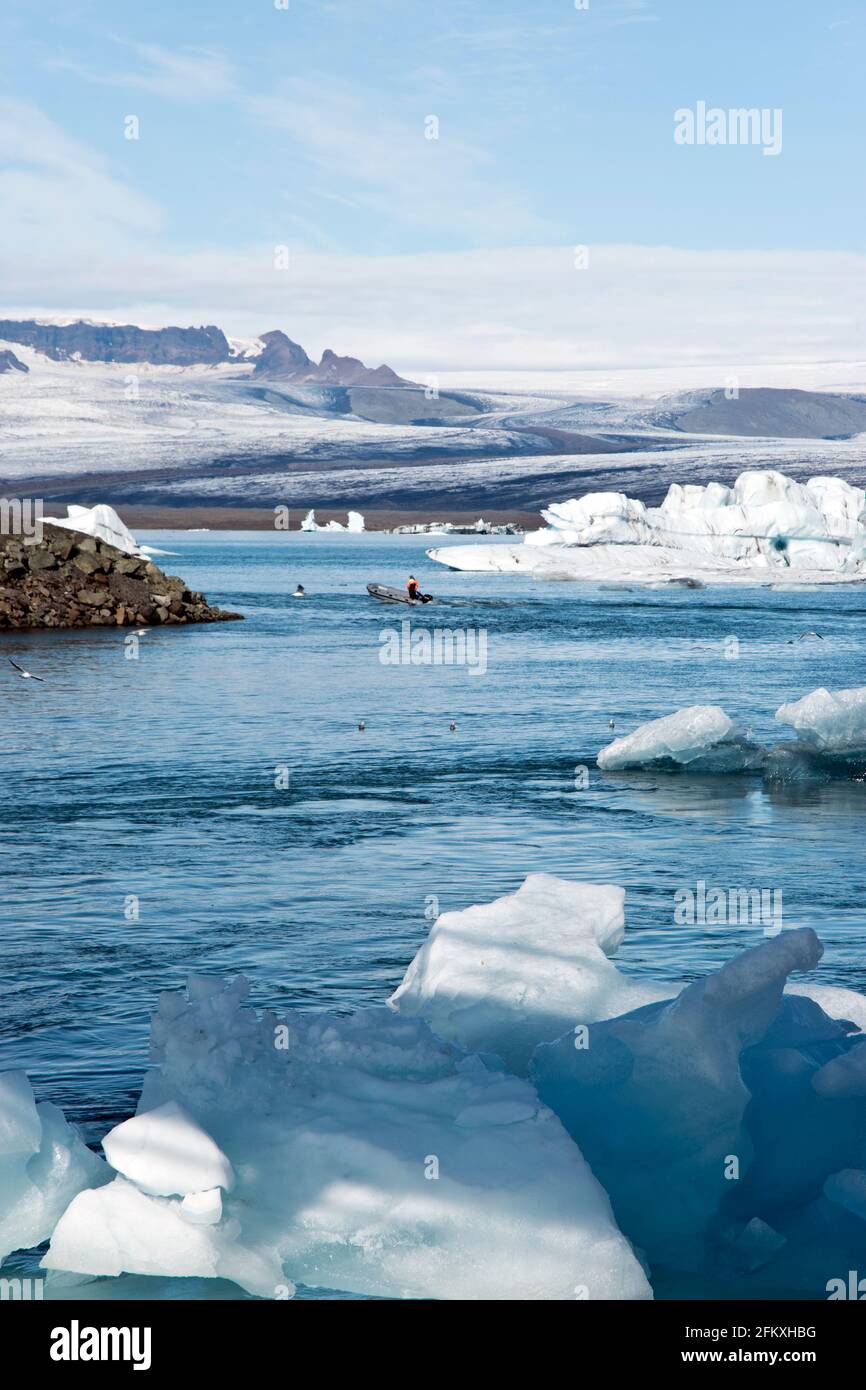 Les icebergs se calent des glaciers et flottent à travers le lagon glaciaire de Jokulsarlon jusqu'à l'océan dans le parc national de Vatnajokull, en Islande. Banque D'Images