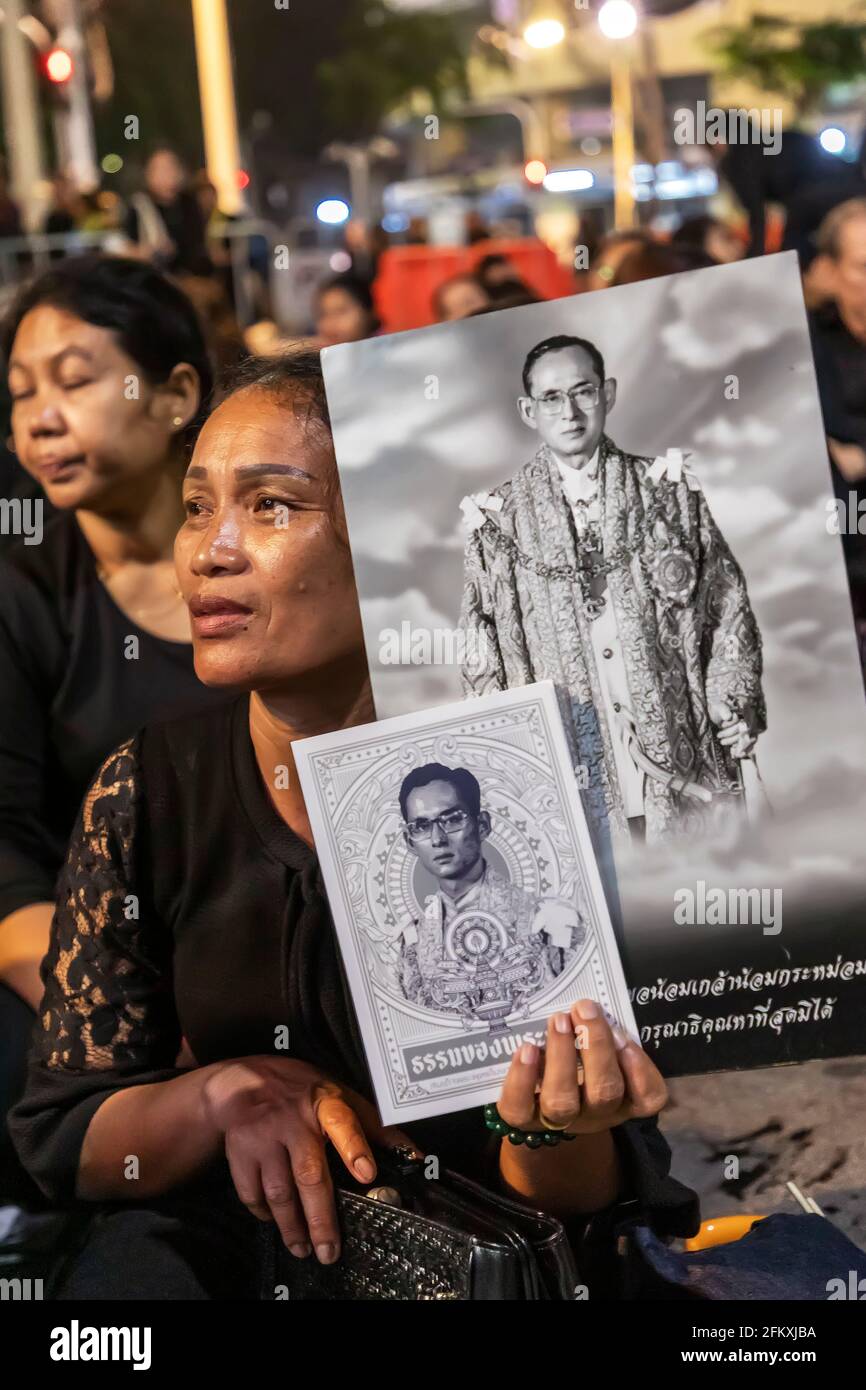 Des tournants en noir avec des photographies du roi Bhumibol lors de la cérémonie funéraire, Bangkok, Thaïlande Banque D'Images
