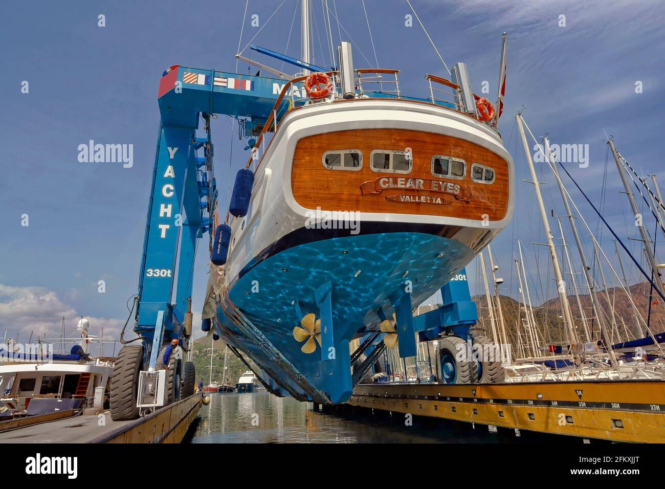 Grand yacht lancé par une grue de 300 tonnes. Banque D'Images