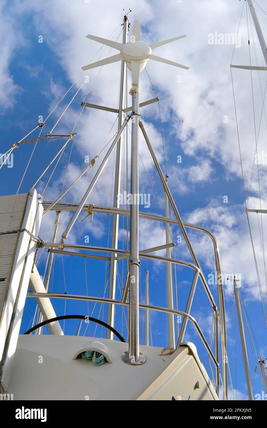 Générateur d'énergie éolienne monté sur le transom de la poupe du yacht de loisirs. Banque D'Images