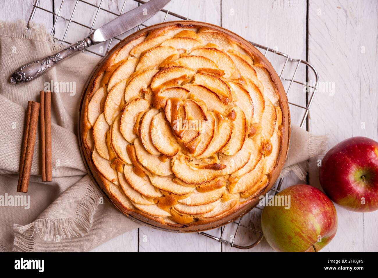 Tarte aux pommes, délicieux dessert avec des tranches de pomme sur le dessus Banque D'Images
