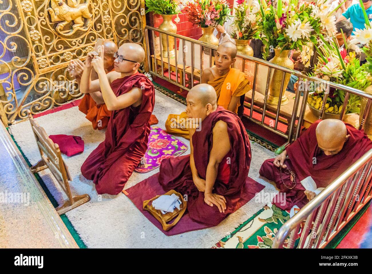 MANDALAY, MYANMAR - 4 DÉCEMBRE 2016 : moines bouddhistes au temple de Bouddha de Mahamuni à Mandalay, au Myanmar Banque D'Images