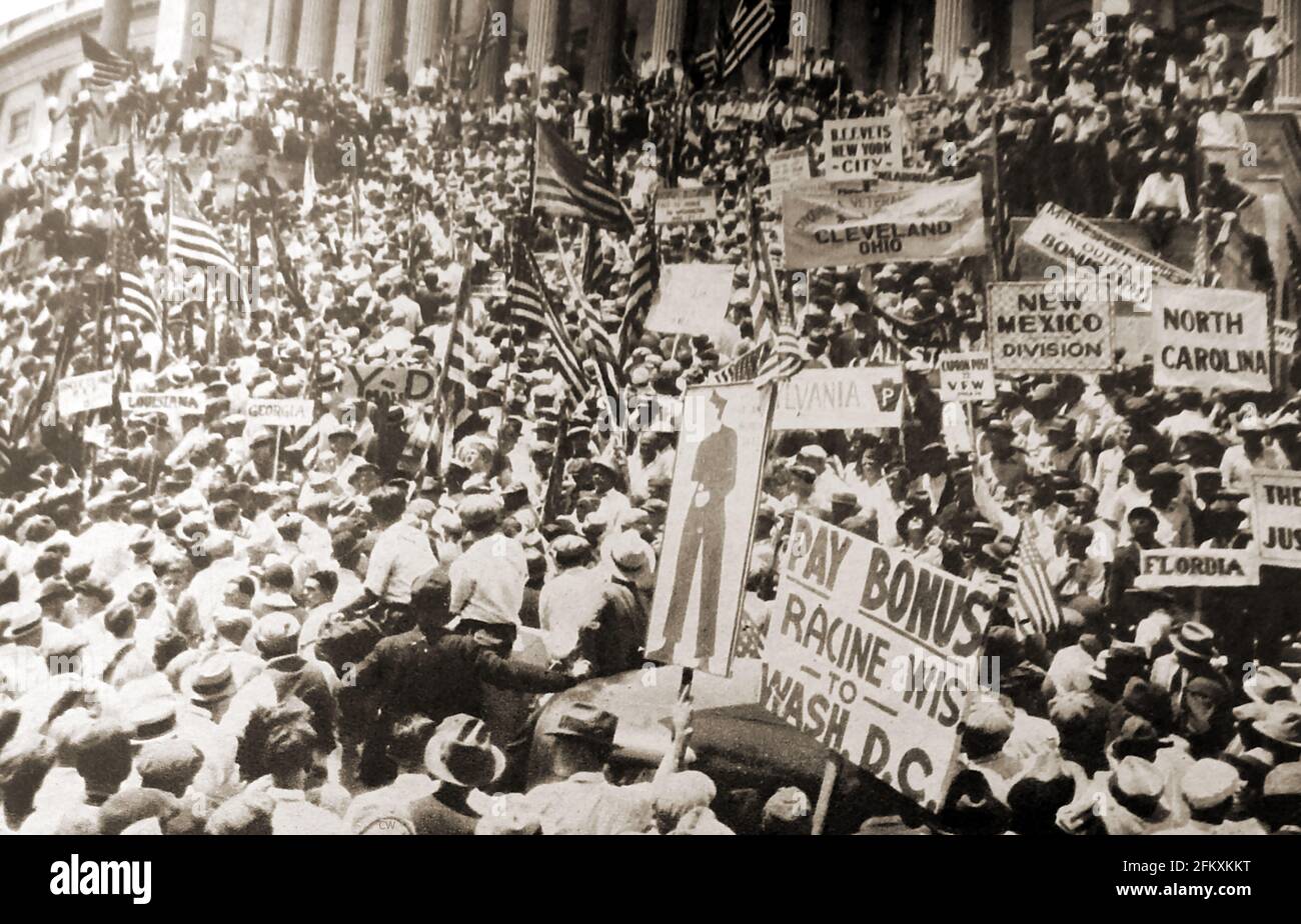 1932 - des ex-militaires et des émeutiers ont frappé le Capitole à Washington pour protester contre le fait qu'ils n'ont pas reçu de prime forfaitaire à leur retour d'outre-mer. Le président Herbert Hoover a ordonné à l’armée américaine d’expulser les anciens combattants de « l’Armée bonus » du Capitole et a ordonné au général MacArthur de demander à ses hommes de mettre le feu aux camps des manifestants à la périphérie de la ville et de les expulser de force de Washington. Banque D'Images