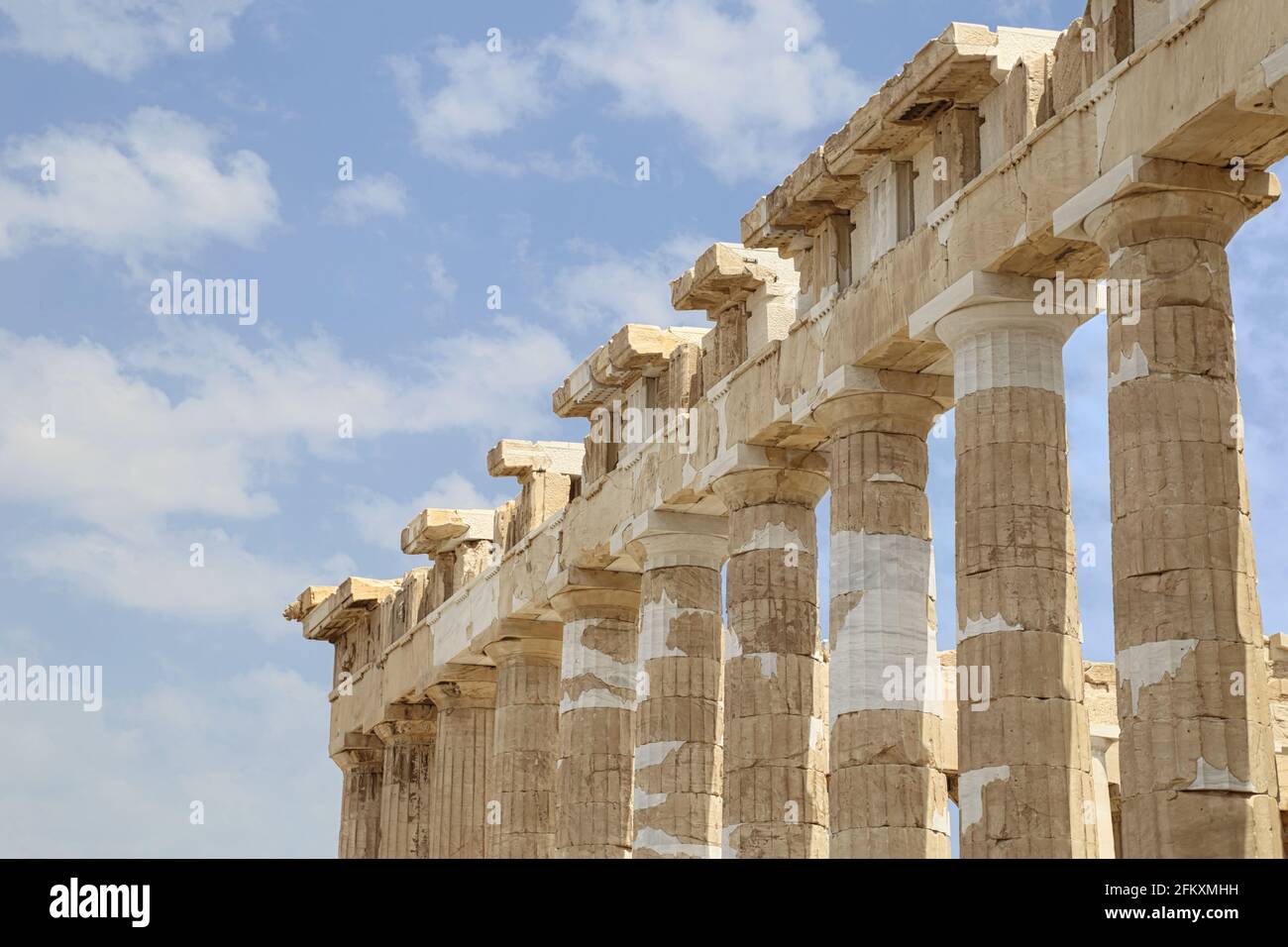 Les colonnes de marbre restaurées du Parthénon, situées sur l'Acropole historique, à Athènes, en Grèce, sont présentées l'après-midi d'été. Banque D'Images