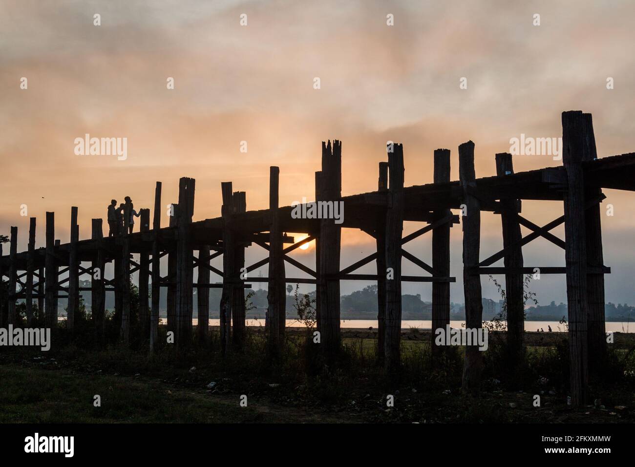 Vue du matin sur le pont U Bein au-dessus du lac Taungthaman à Amarapura près de Mandalay, au Myanmar Banque D'Images