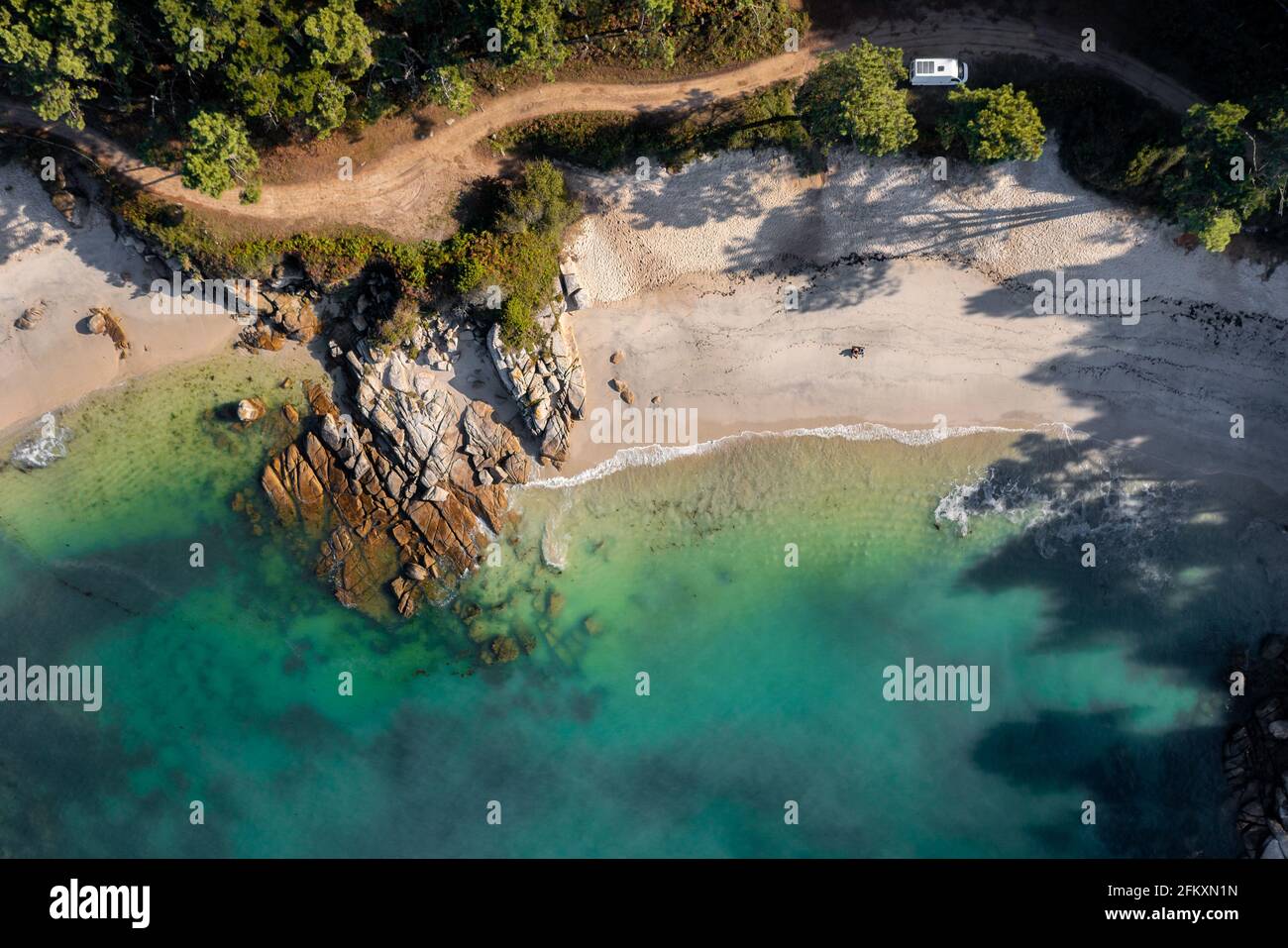 Sauvage plage paradis drone aérienne au-dessus de la vue de dessus avec un fourgonnette de camping Banque D'Images