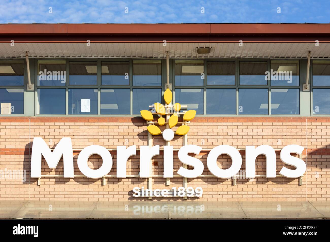 Le logo du supermarché Morrisons et le parc de magasins de Victoria devant le magasin Netherfield Nottingham East Midlands Angleterre GB Royaume-Uni Europe Banque D'Images