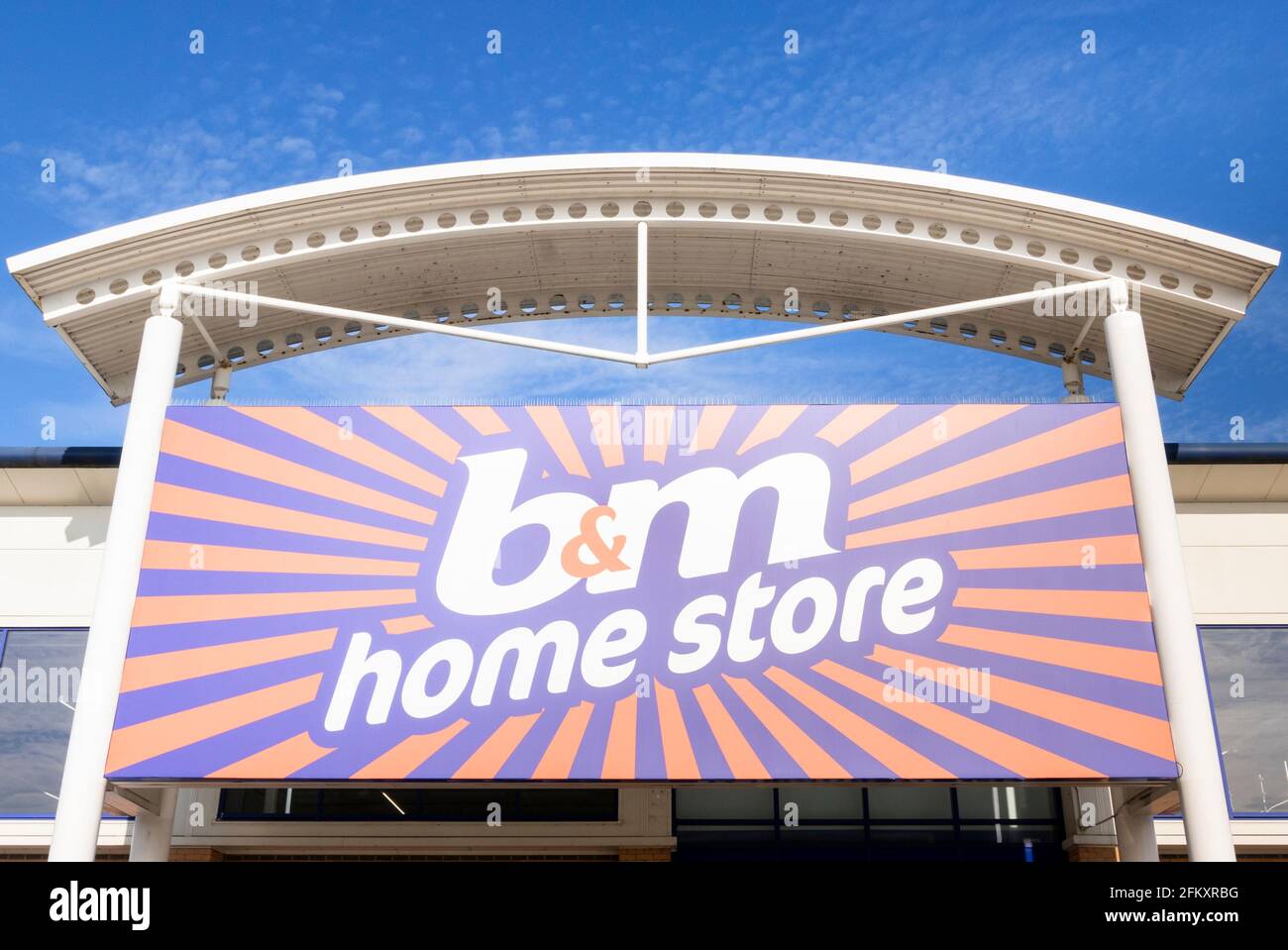 Logo B&M du magasin d'origine et parc de vente au détail de Victoria devant le magasin Netherfield Nottingham East Midlands Angleterre GB Royaume-Uni Europe Banque D'Images