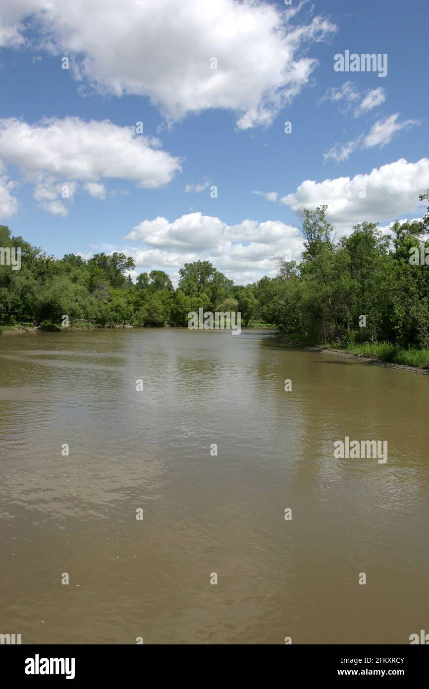 La rivière Rouge du Nord s'est éloignée du stade des inondations (pic en avril 5, 2006) à la frontière entre Fargo, Dakota du Nord, et Moorhead, Minnesota Banque D'Images