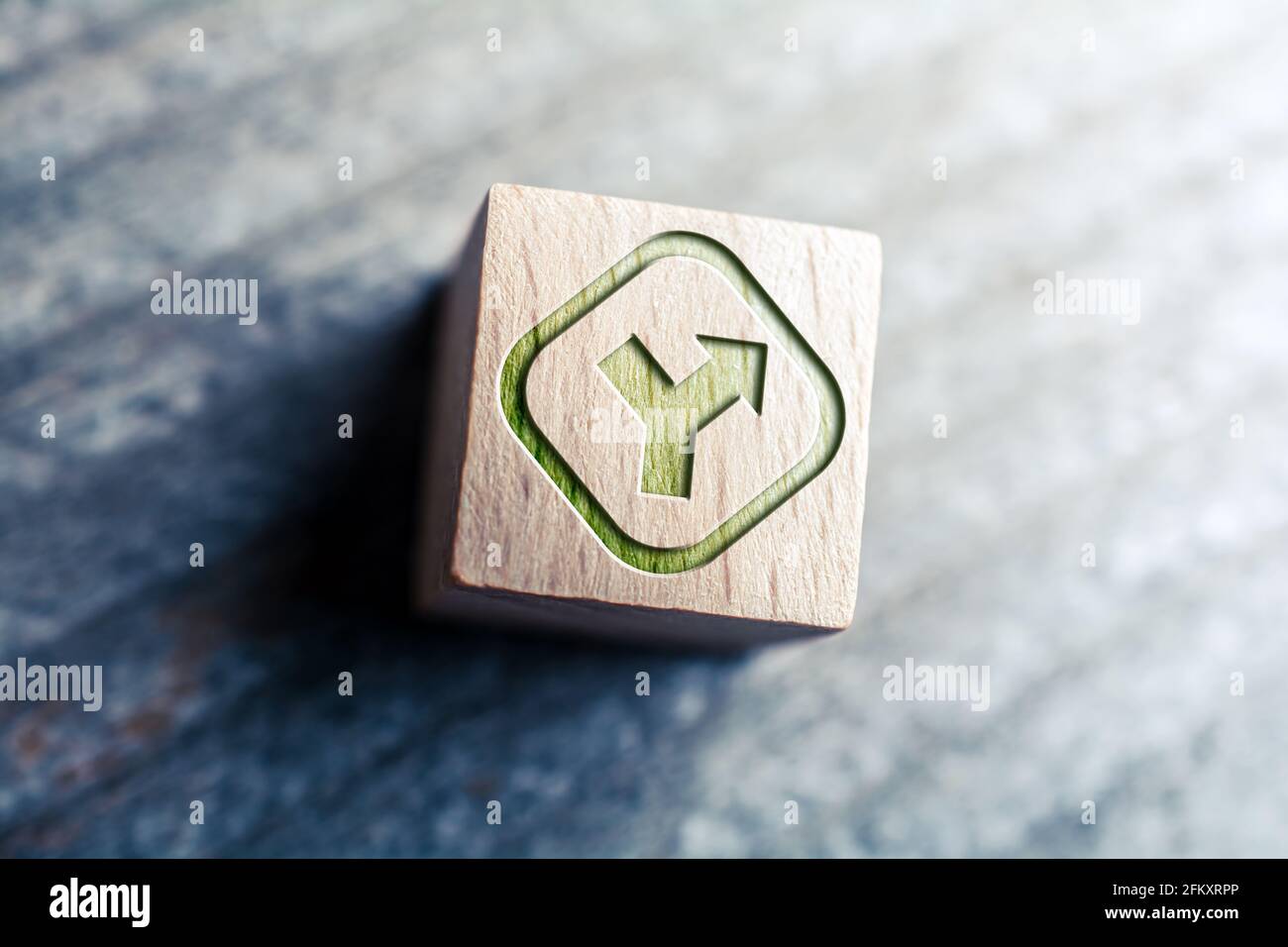 Carrefour et signe de décision écrit sur des blocs de bois sur UN Carte Banque D'Images