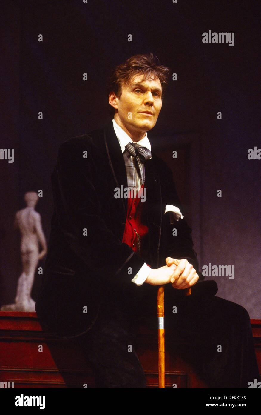 Anthony Head (Rupert Cadell) en CORDE par Patrick Hamilton au Wyndham's Theatre, Londres WC2 11/04/1994 conception: Simon Higlett éclairage: Bill Bray directeur: Keith Baxter Banque D'Images