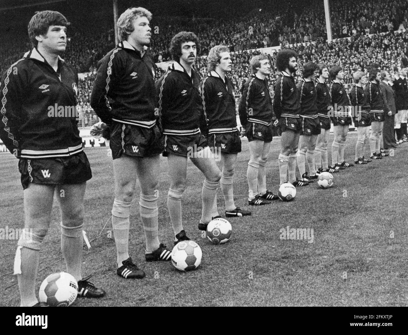 Wolverhampton Wanderers s'alignent avant la finale de la coupe de la Ligue 1980 à Wembley de Emlyn Hughes, Paul Bradshaw, Geoff Palmer, Andy Gray, Derek Parkin George Berry, Kenny Hibbitt, Mel Eves, John Richards, Willie Carr, Peter Daniel, John Barnwell. Banque D'Images