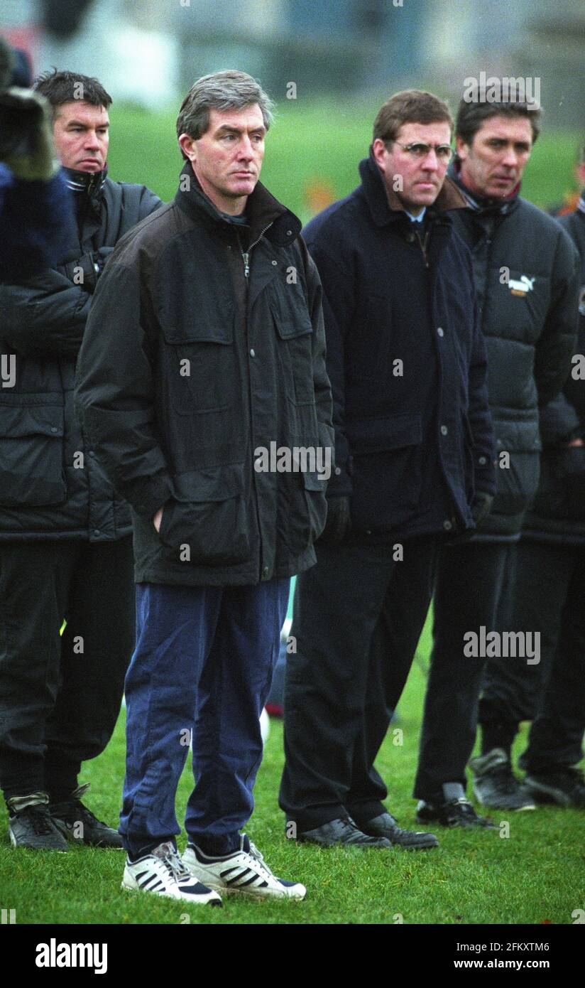 John Richards, directeur général de Wolverhampton Wanderers, observe un match de pratique avec Mark McGhee et Colin Lee. 22/12/97 Banque D'Images