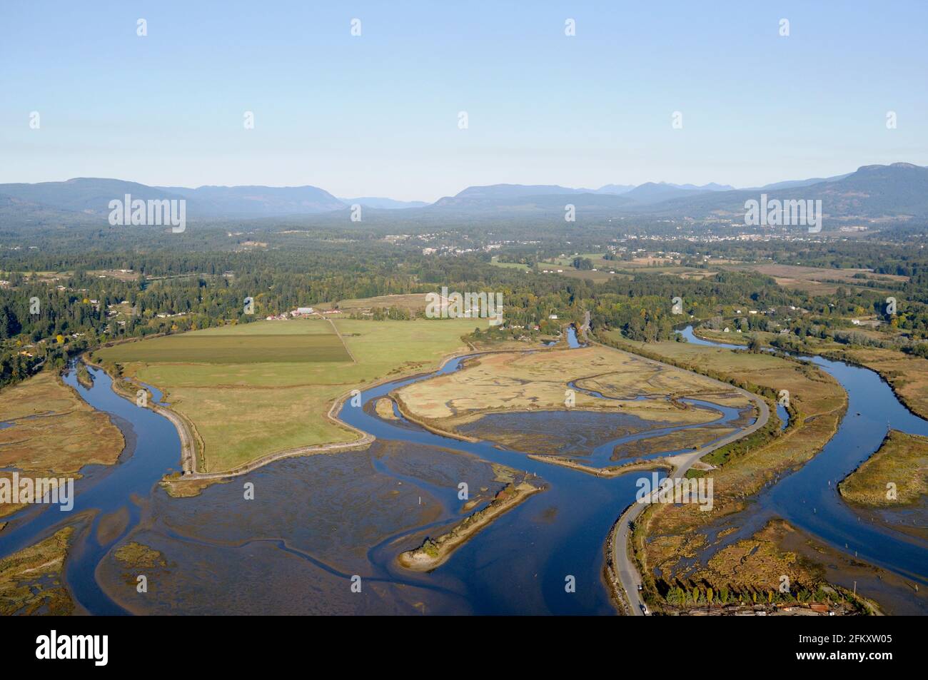 Photographie aérienne des terres agricoles de l’estuaire de la rivière Cowichan, baie Cowichan, île de Vancouver, Colombie-Britannique, Canada. Banque D'Images