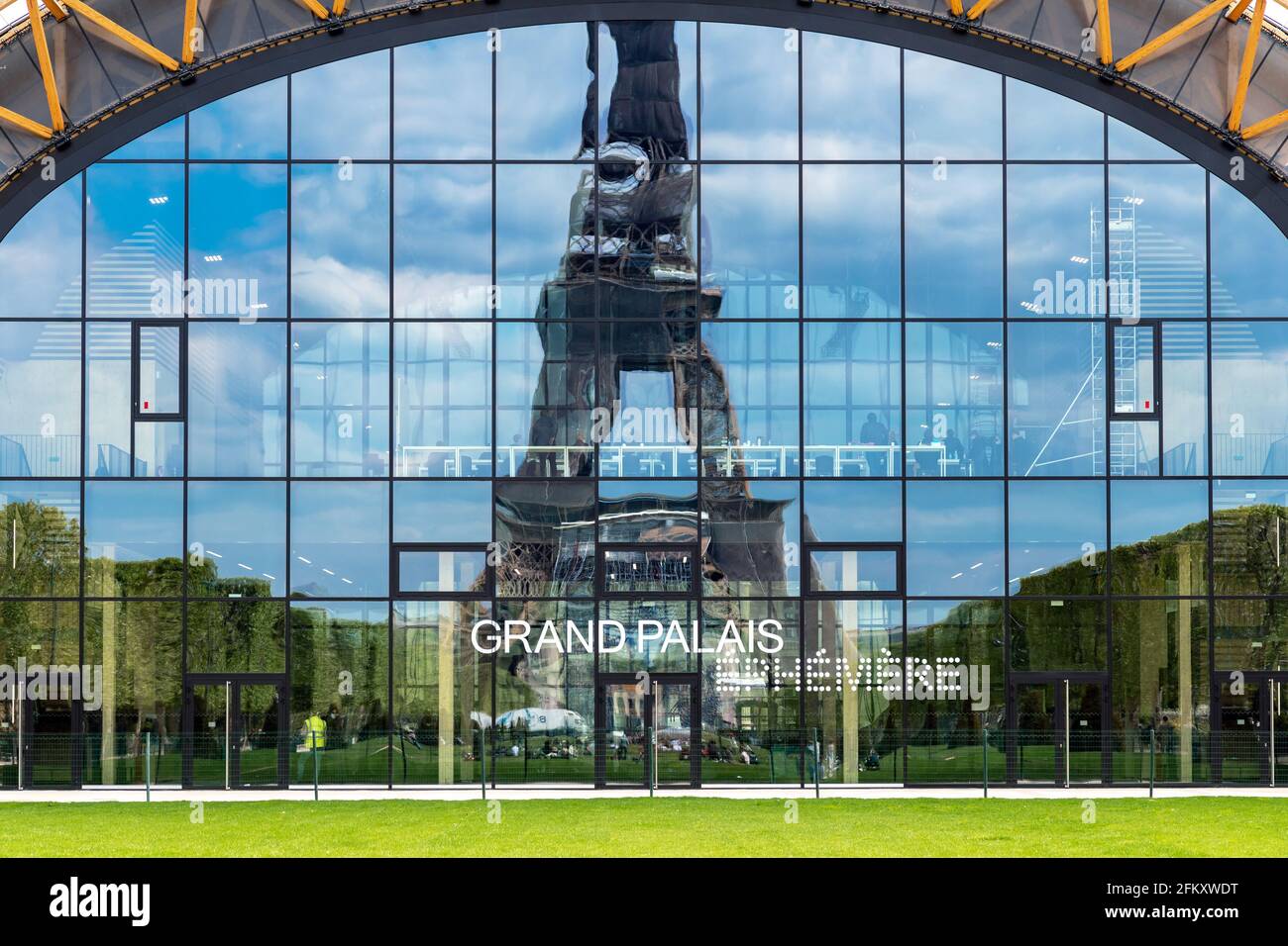 Reflet de la tour Eiffel dans le Grand Palais éphémère - Paris, France Banque D'Images