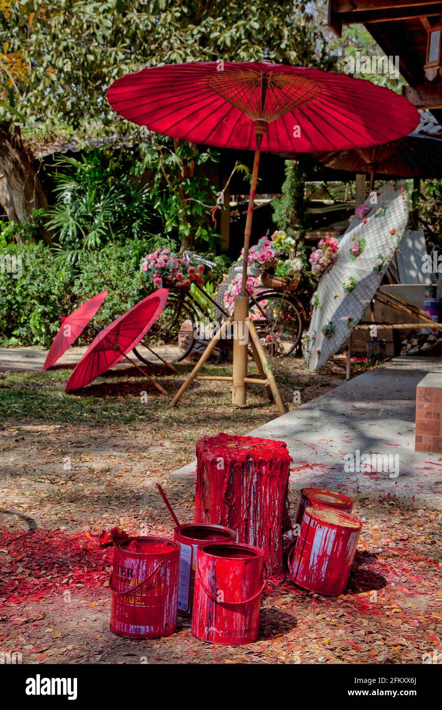 Parapluies thaïlandais séchant après peinture autour d'un pot de l'arc-en-ciel, dans le domaine d'une usine de parapluie de Chiang Mai. Banque D'Images Parapluies thaïlandais séchant après peinture autour d'un pot de l'arc-en-ciel, dans le domaine d'une usine de parapluie de Chiang Mai. Banque D'Images