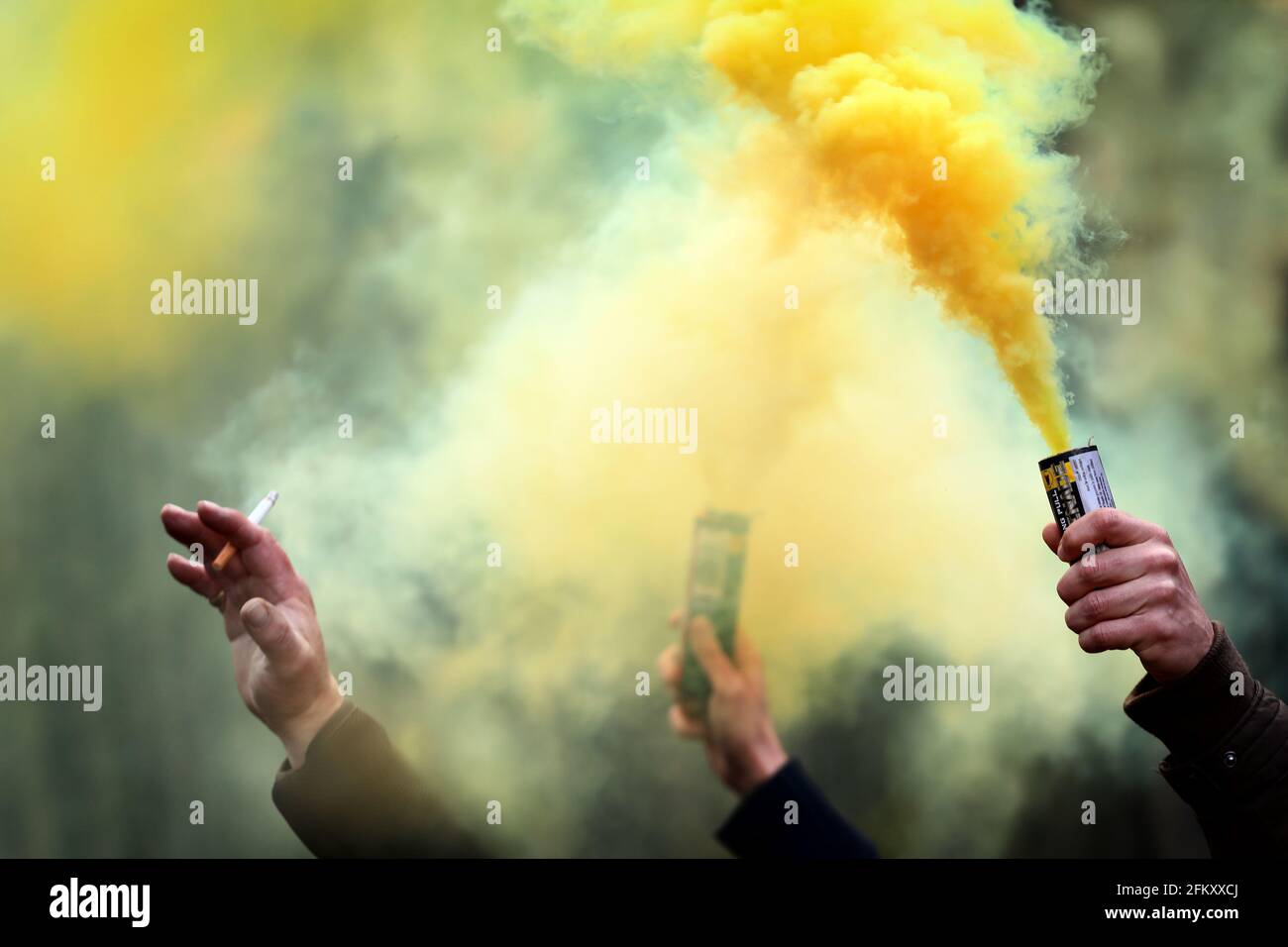 Les fans de Norwich City célèbrent avec des canisters de fumée - Norwich City v Reading, Sky Bet Championship, Carrow Road, Norwich, Royaume-Uni - 1er mai 2021 usage éditorial exclusif - restrictions DataCo Banque D'Images