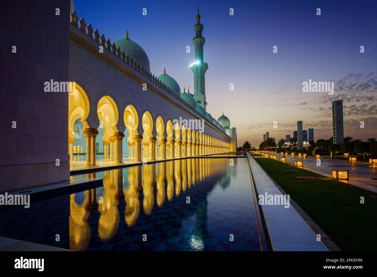 Extérieur de la Grande Mosquée Sheikh Zayed à Abu Dhabi pendant l'heure bleue après le coucher du soleil. Banque D'Images