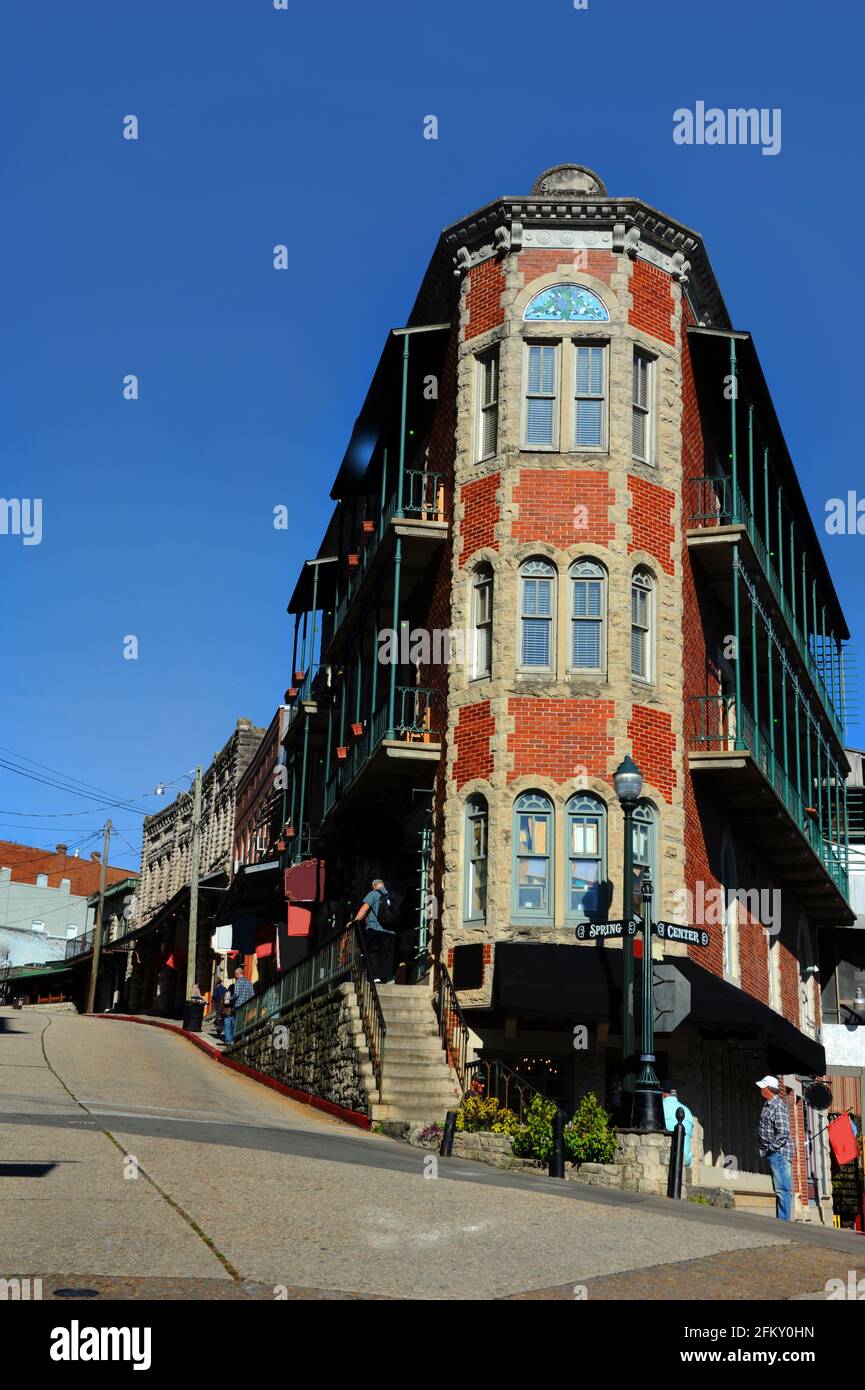 Les rues vallonnées et sinueuses d'Eureka Springs, Arkansas, ont des bâtiments historiques que les visiteurs peuvent visiter. Banque D'Images