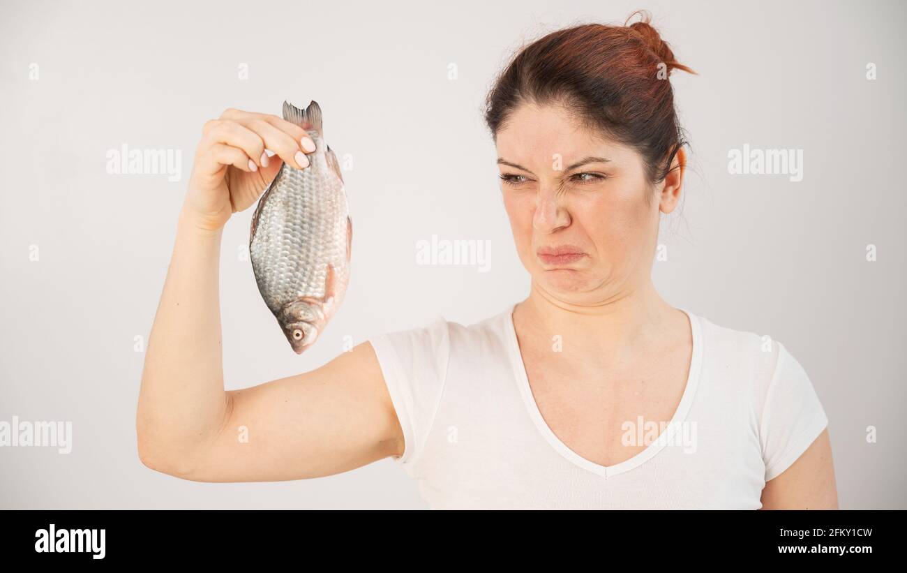La femme caucasienne s'oppose à l'odeur dégoûtante du poisson. Une  métaphore pour la santé des femmes et l'hygiène intime Photo Stock - Alamy