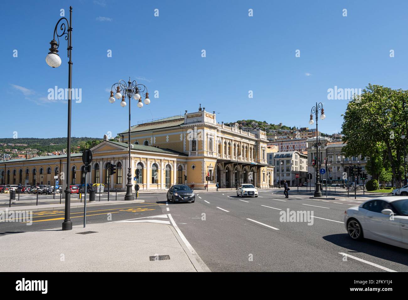 Trieste, Italie. 3 mai 2021. Vue extérieure de la gare dans la ville. Banque D'Images