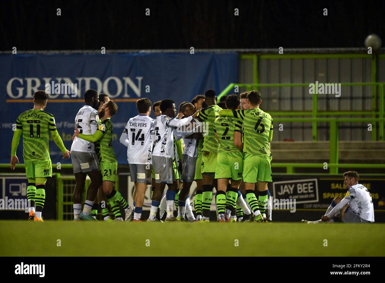 Les deux joueurs s'affrontent après qu'Ebou Adams of Forest Green Rovers ait souillé Josh Doherty de Colchester United et est envoyé - Forest Green Rovers v Colchester United, Sky Bet League Two, The New Lawn, Nailsworth, Royaume-Uni - 27 février 2021 usage éditorial uniquement - restrictions DataCo s'appliquent Banque D'Images