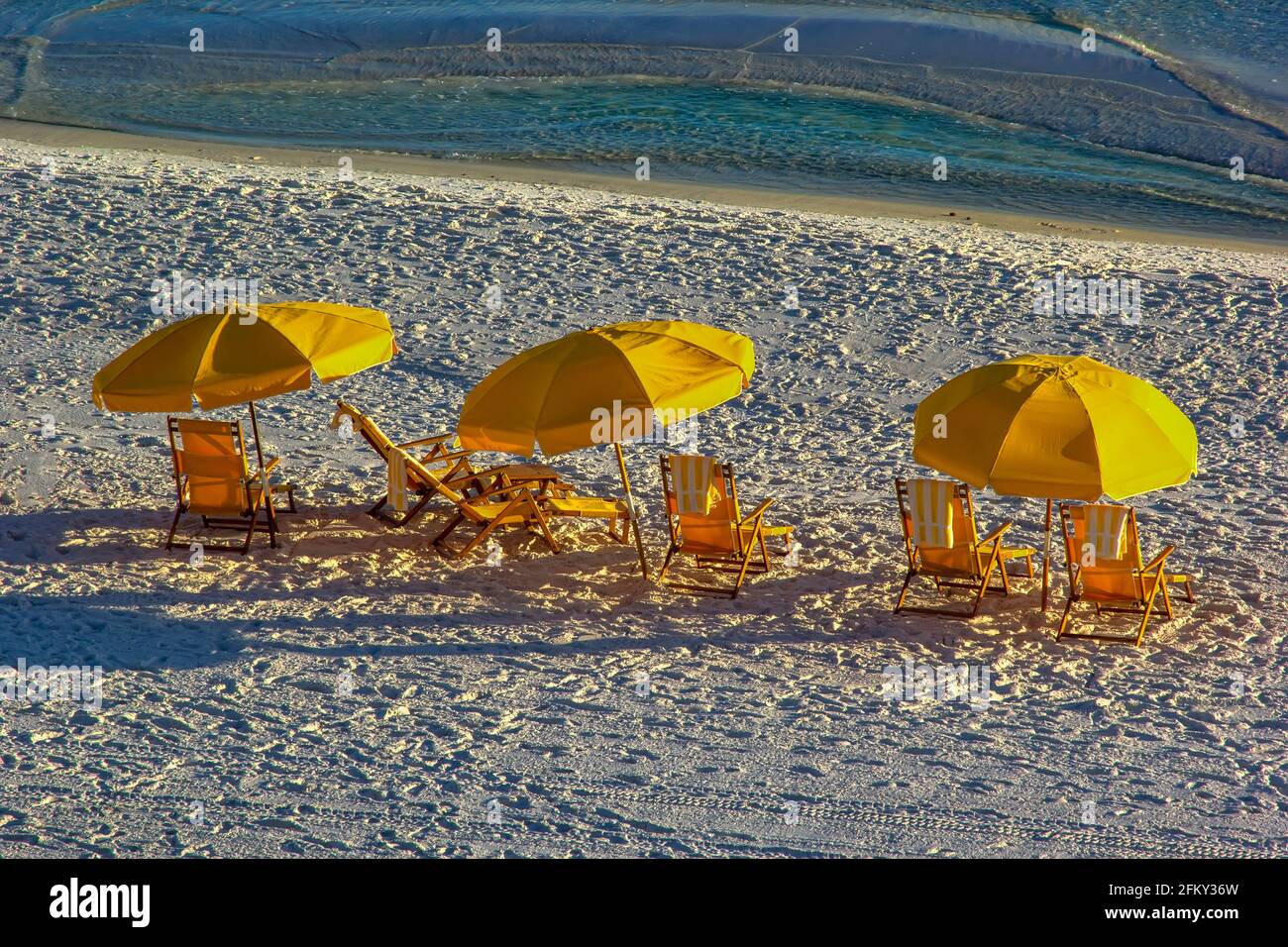 Rangée de chaises longues et parasols sur la plage de destin, Floride Banque D'Images