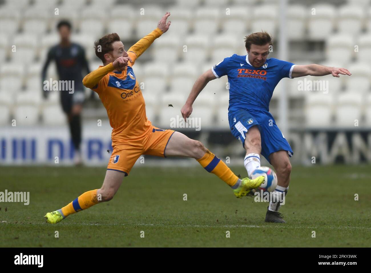 Tom Lapslie de Colchester United et Stephen Quinn de Mansfield Town - Colchester United contre Mansfield Town - Sky Bet League Two - JobServe Community Stadium, Colchester - 14/02/2021 - photo: Richard Blaxall Banque D'Images