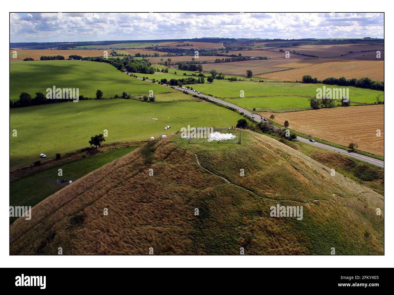 Silbury Hill dans le Wiltshire, construit entre les 28e et 20e siècles avant JC, A été l'arbre dans lui bouché avec de la craie placé par hélicoptère, cela va la stabale dans la préparation pour le 21e siècle AD techniques qui seront utilisées pour scanner et de la carte de l'intérieur dans la préparation pour les réparations.pic David Sandison 16/8/2001 Banque D'Images