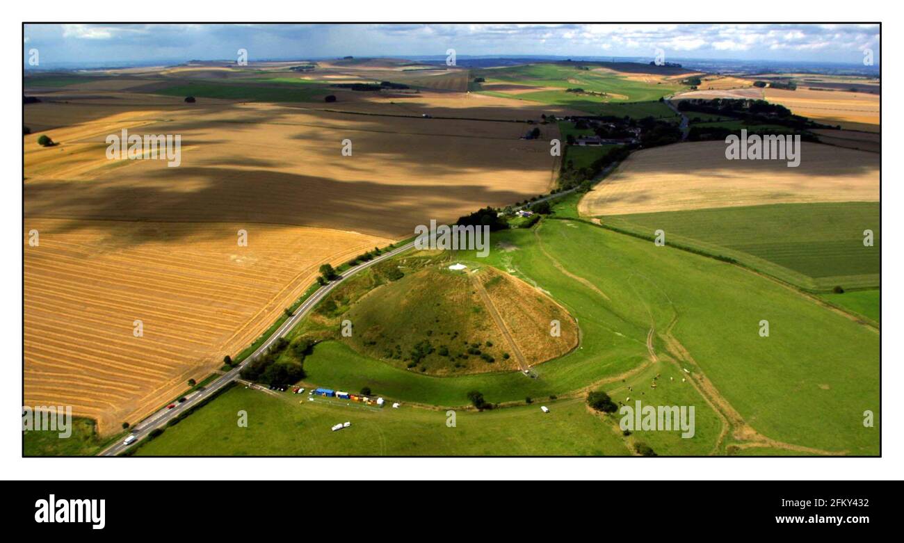 Silbury Hill dans le Wiltshire, construit entre les 28ème et 20ème siècles av. J.-C., avait l'arbre dans lui bouché avec de la craie placée par hélicoptère, ce qui le mettra en préperation pour le 21e siècle AD techniques qui seront utilisées pour scanner et de la carte de l'intérieur en préperation pour les réparations. Banque D'Images