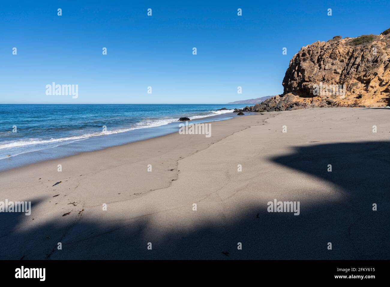 Vue en début de matinée sur la plage isolée de Pirates Cove au parc national de point Dume à Malibu, en Californie. Banque D'Images