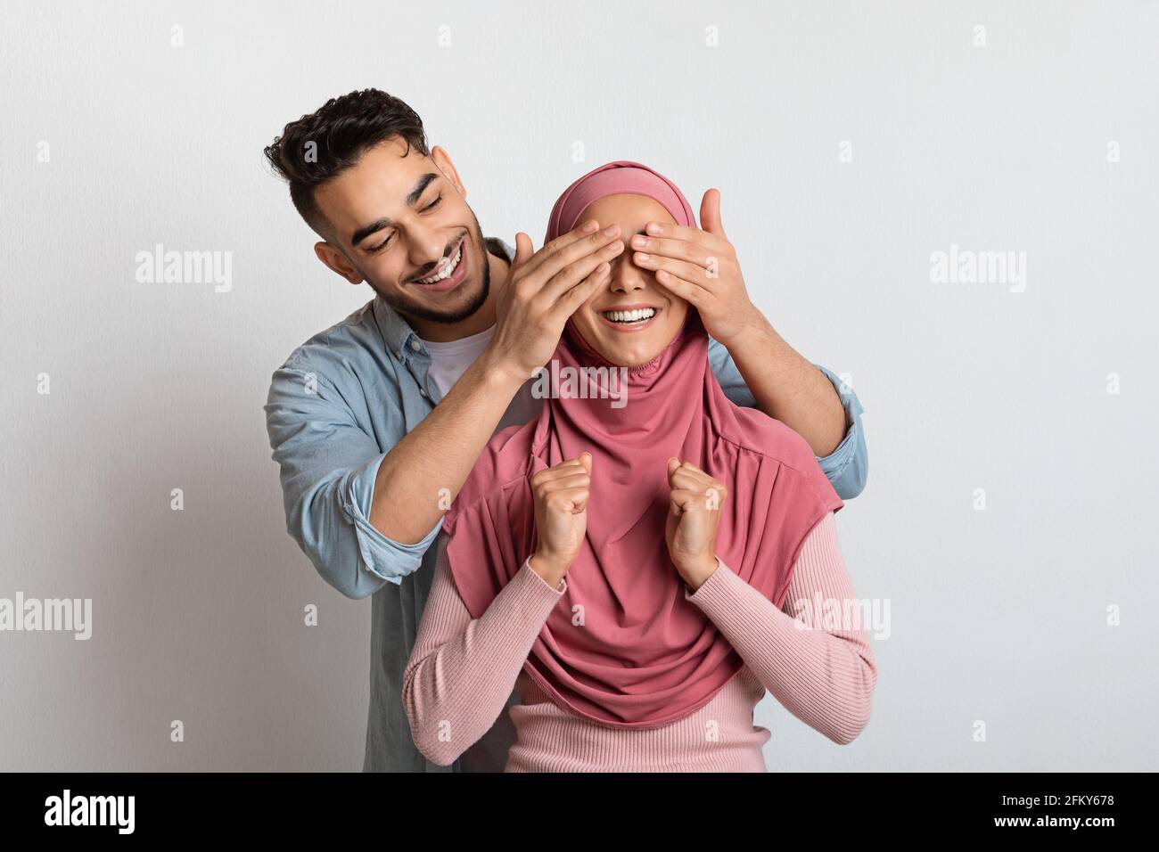 Un mari islamique affectueux surprend sa femme musulmane dans le hijab Banque D'Images