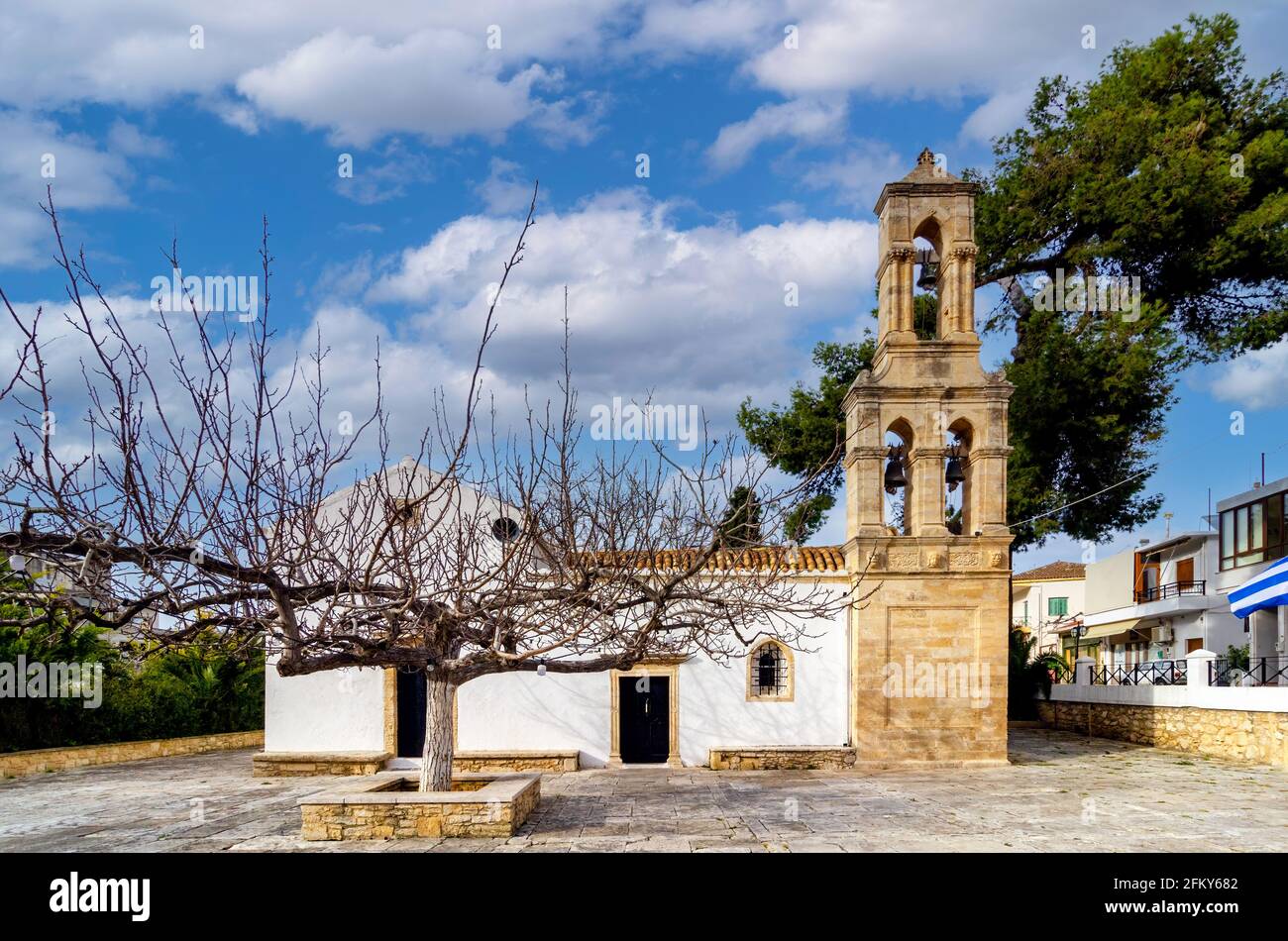 Archanes, Crète, Grèce. Façade vue sur l'église vénitienne de la Vierge Marie (Panagia Kera ou Faneromeni) dans la ville d'Archanes. Jour ensoleillé, ciel nuageux Banque D'Images