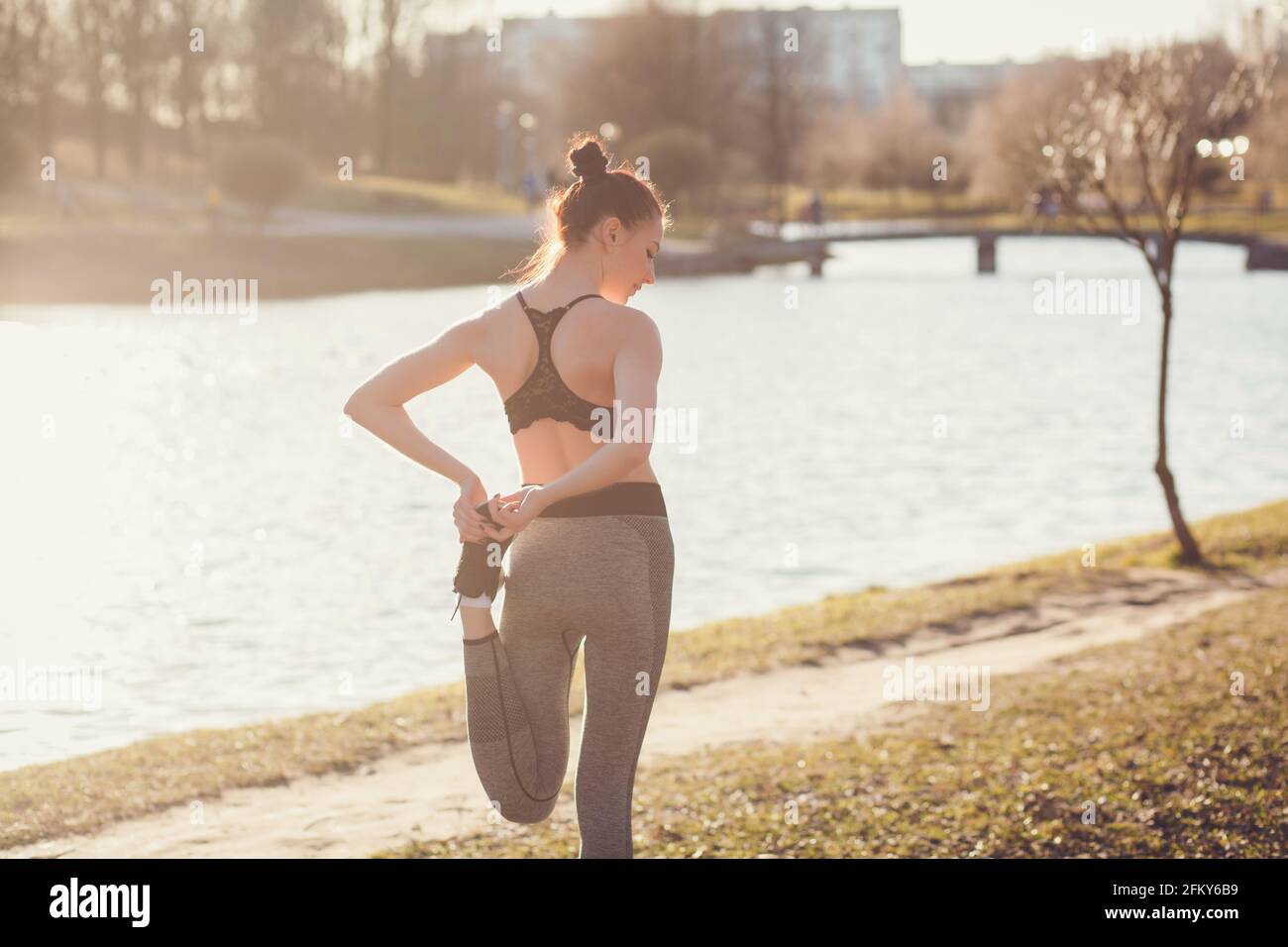 Le coureur se réchauffe avant de courir en stationnement Banque D'Images