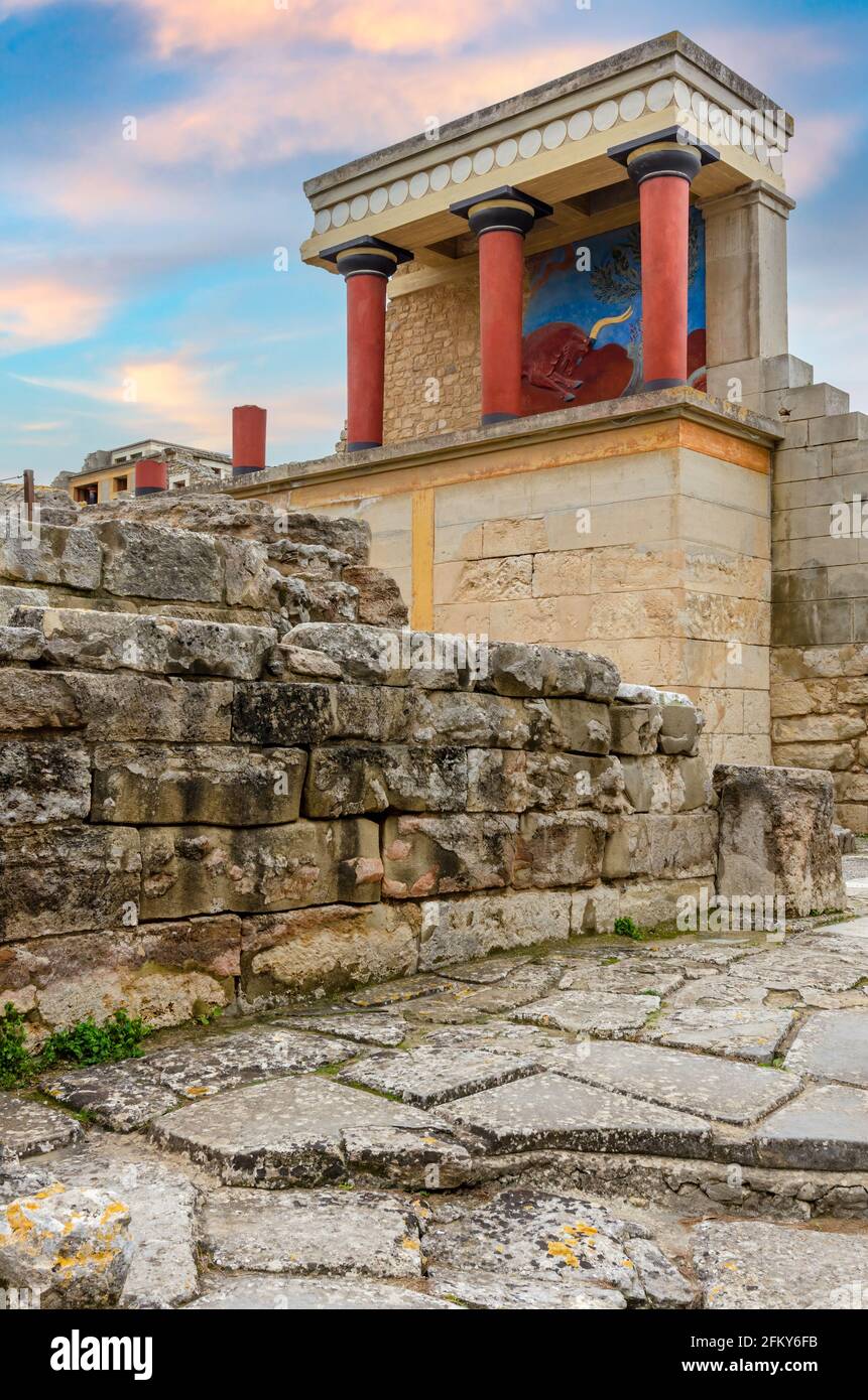 Palais Knossos, Crète, Grèce. L'entrée nord du palais minoan avec la fresque de taureau en charge Banque D'Images